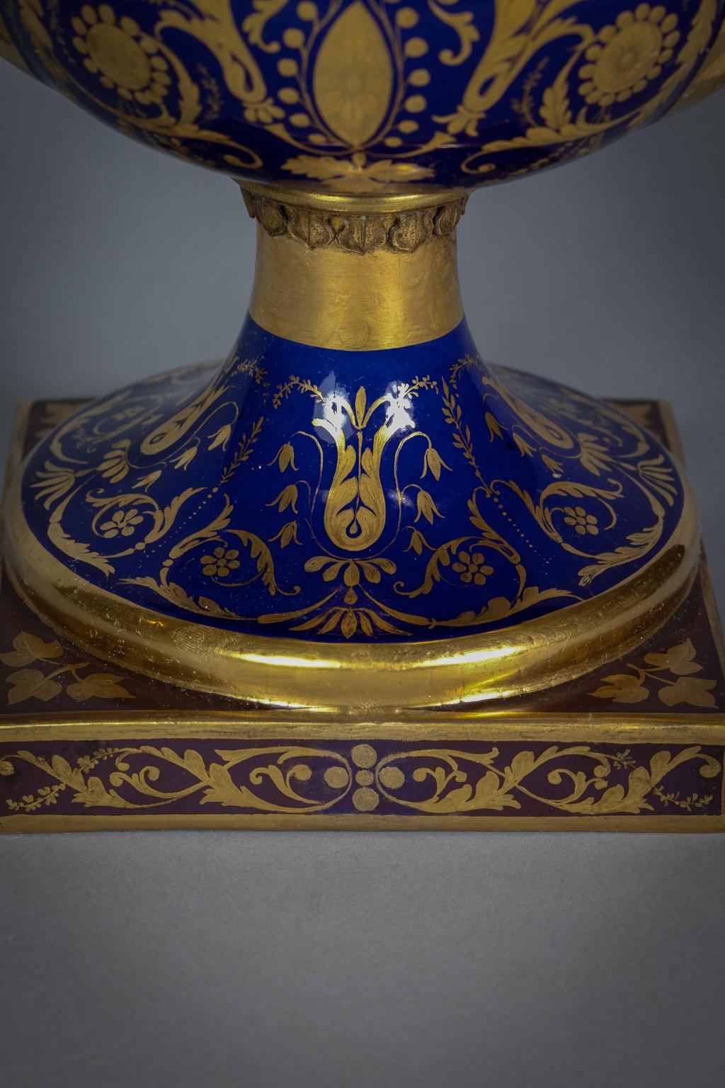Deutsche Vase aus deutschem Porzellan mit zwei Henkeln, um 1820 (Frühes 19. Jahrhundert) im Angebot
