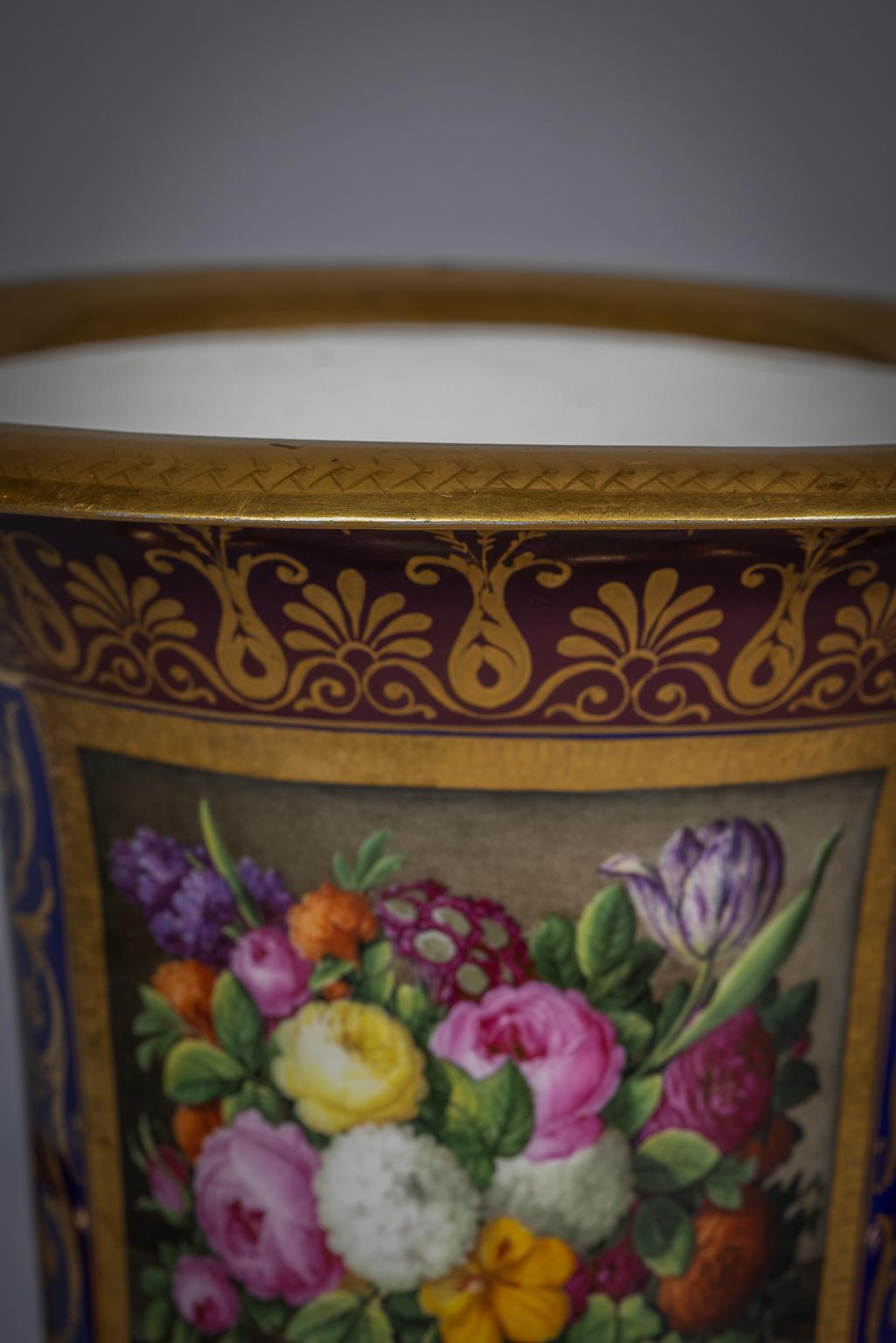 Deutsche Vase aus deutschem Porzellan mit zwei Henkeln, um 1820 im Angebot 1