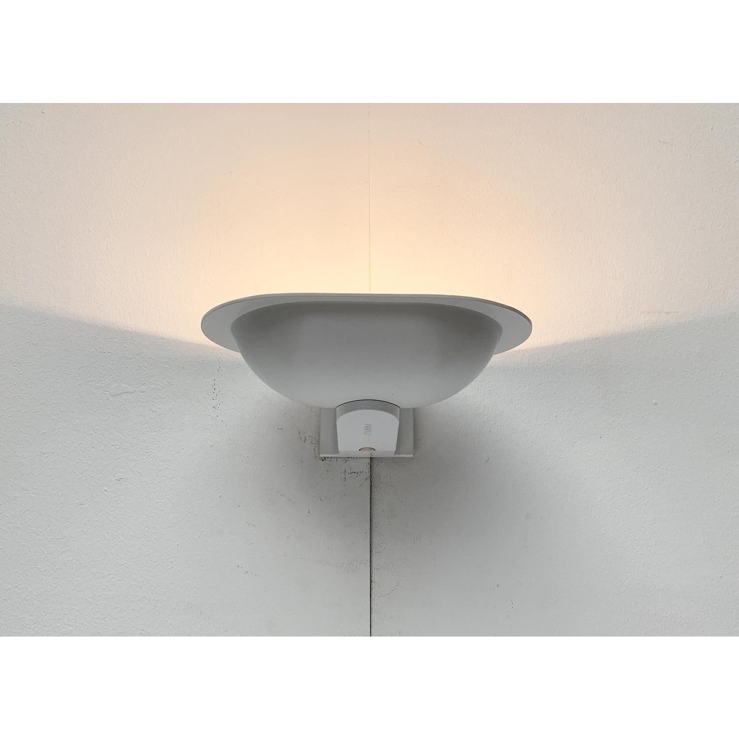 Applique postmoderne del noto produttore Staff.

Applique di grandi dimensioni dal design postmoderno. Il corpo della lampada è costituito da un guscio allungato che funge da riflettore. La ciotola è collegata alla parete con un semplice braccio.