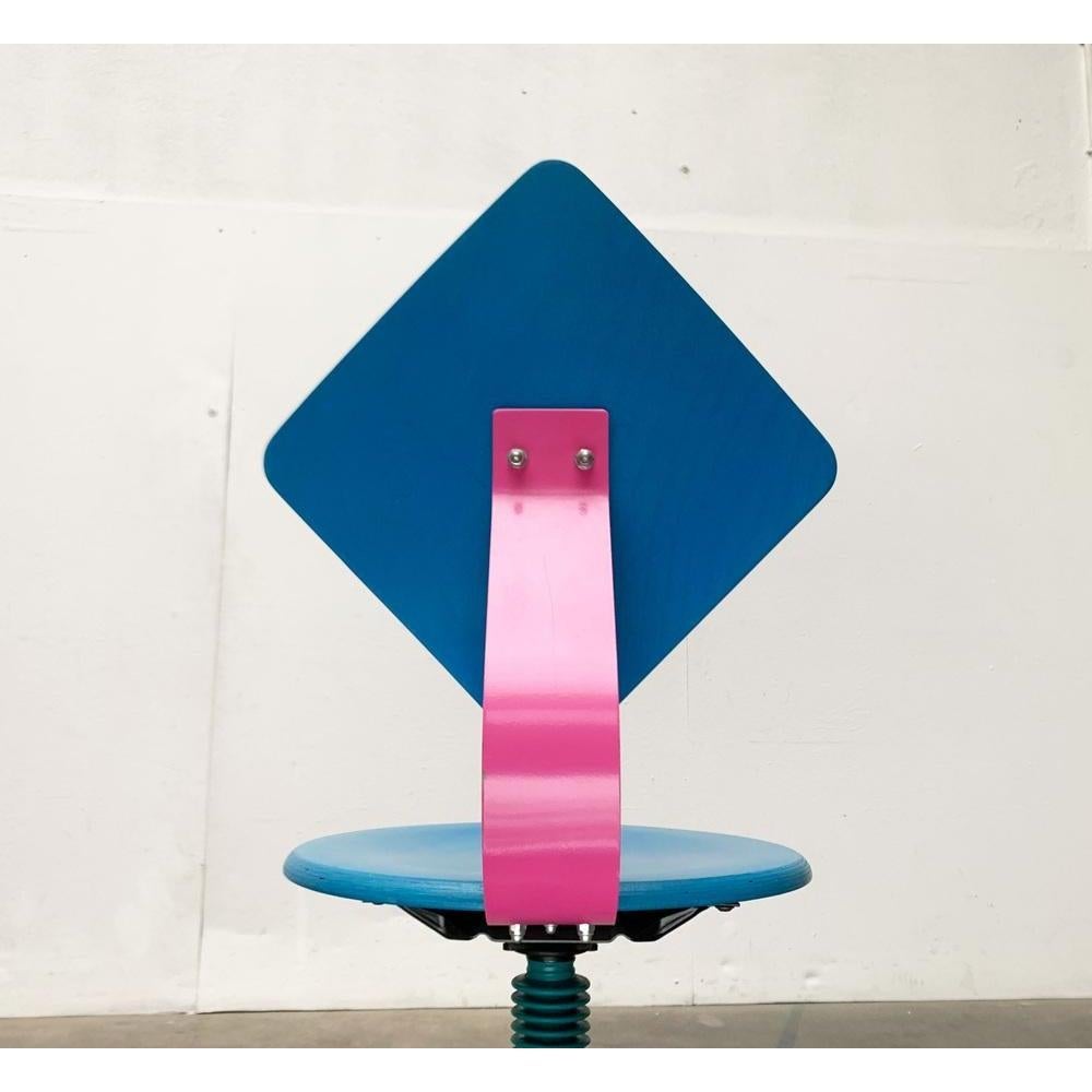 Chaise pivotante allemande postmoderne d' Impac, 1992 en vente 3