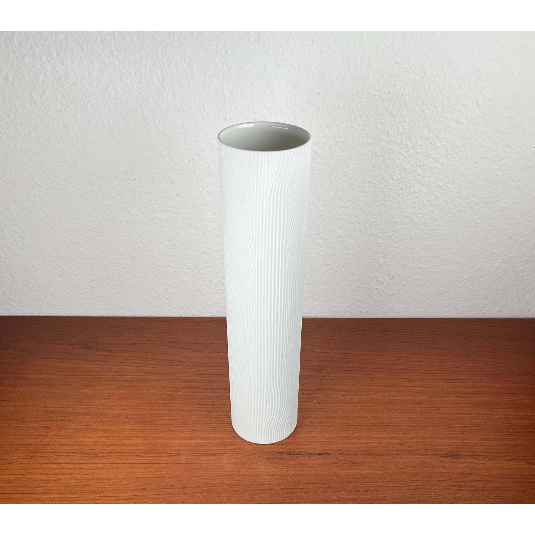 Jarrón alemán de porcelana postmoderna Studio Line de Werner Schreib para Rosenthal, años 80, en muy buen estado. Diseñado de 1980 a 1989 Esta pieza tiene una marca de atribución, Se dispone de pruebas oficiales de autenticidad como catálogos de