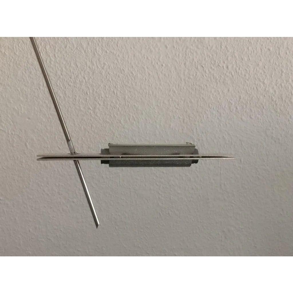 Il Wandering Finger è una delicata plafoniera realizzata dal designer dell'illuminazione Ingo Maurer.

La barra sottile sporge dal soffitto con un angolo fisso. La testa del riflettore della lampada è regolabile tramite uno snodo. I materiali e la