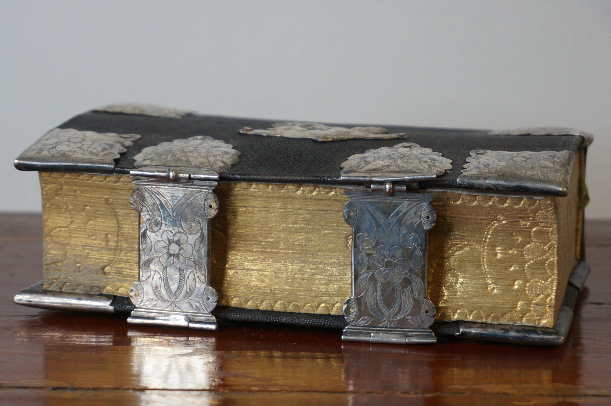 German prayerbook with elaborate silver fittings.

'Algemeines Gesangbuch nebst eiunem Anhang von Gebete und Tekste.(für Gedbrauch in Herzogtum Schleswig)

Edited in Kiel A.D. 1800.( im Königlichen Schulbuchdrückerey)

Binding in shagreen