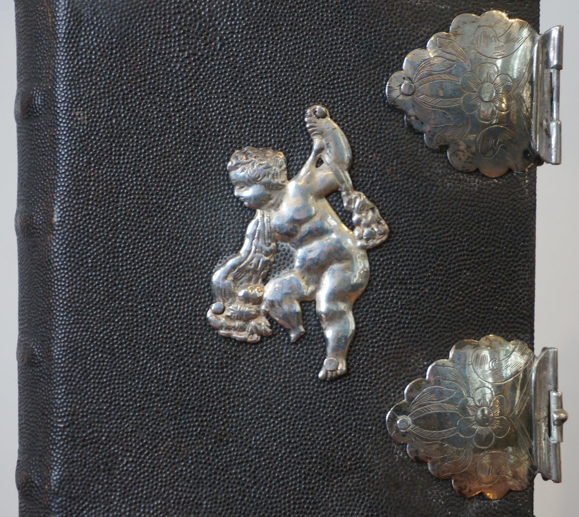 Deutsches Gebetsbuch mit kunstvollen Silberbeschlägen, frühes 19. Jahrhundert im Zustand „Relativ gut“ im Angebot in DEVENTER, NL