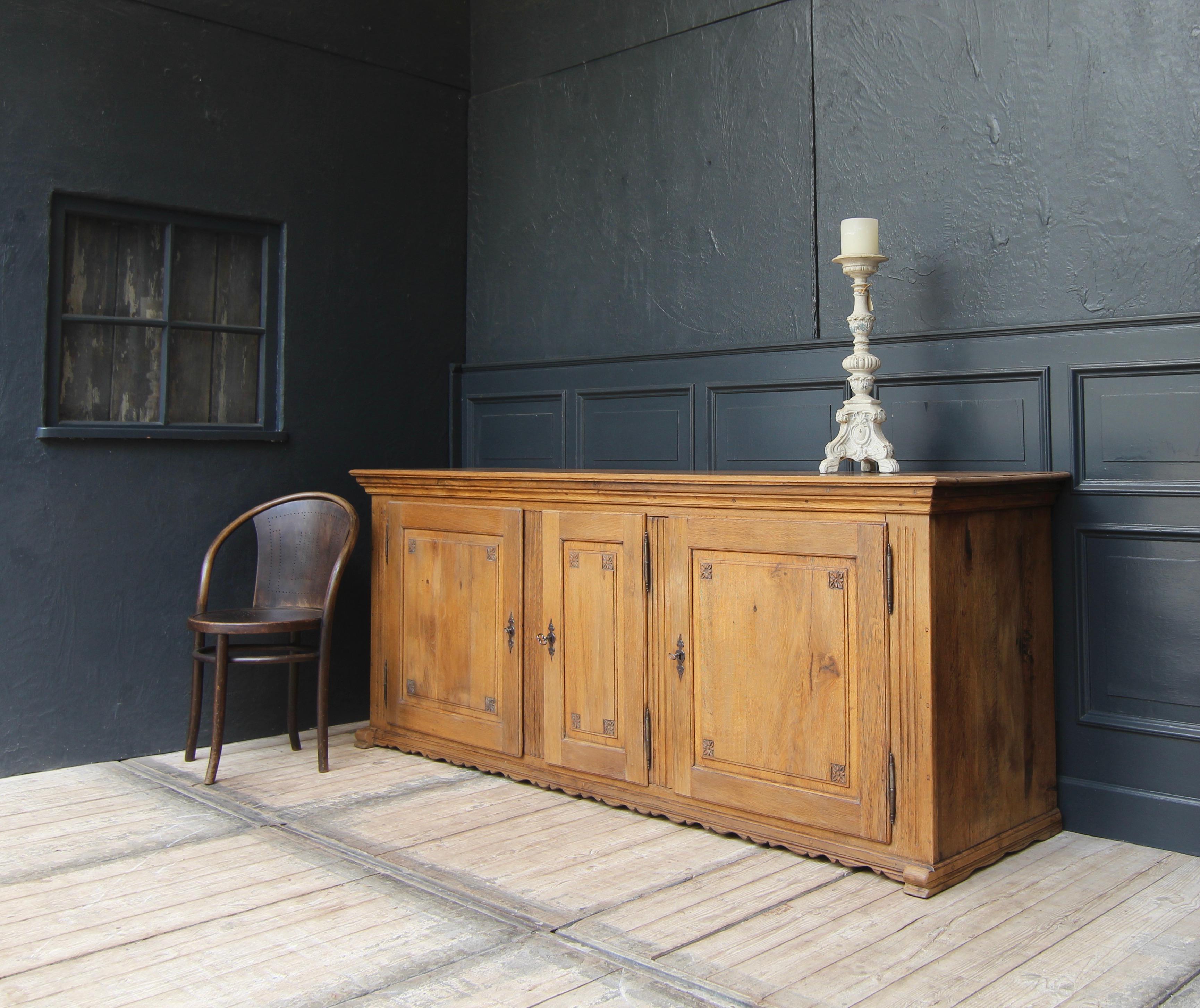 German Provincial Louis XVI Style Sideboard made of Oak In Good Condition For Sale In Dusseldorf, DE