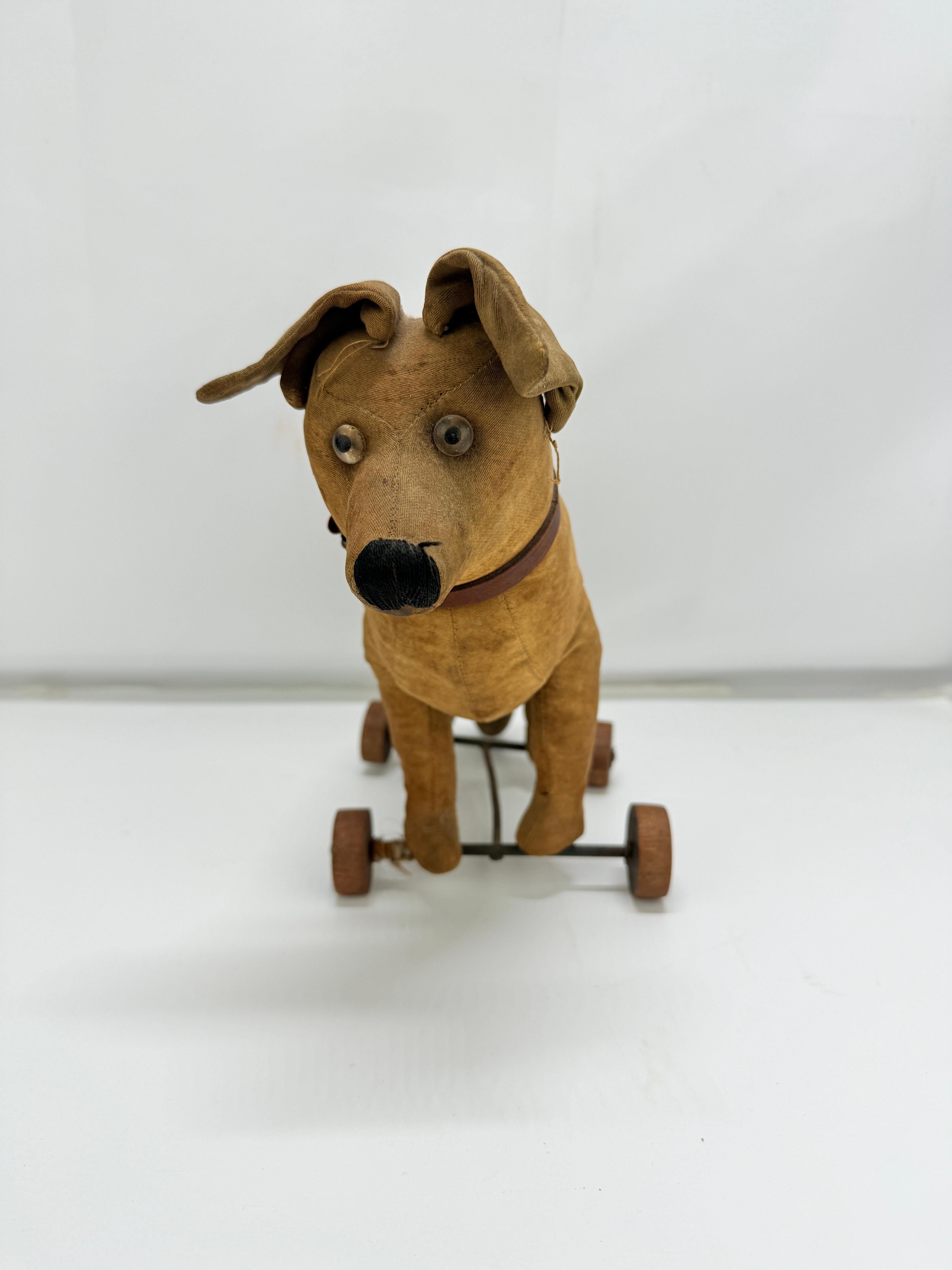 German Pull Toy Dog, Turning Head, Steiff or Thuringian Workshop, C. 1900 - 1915 In Good Condition For Sale In Atlanta, GA