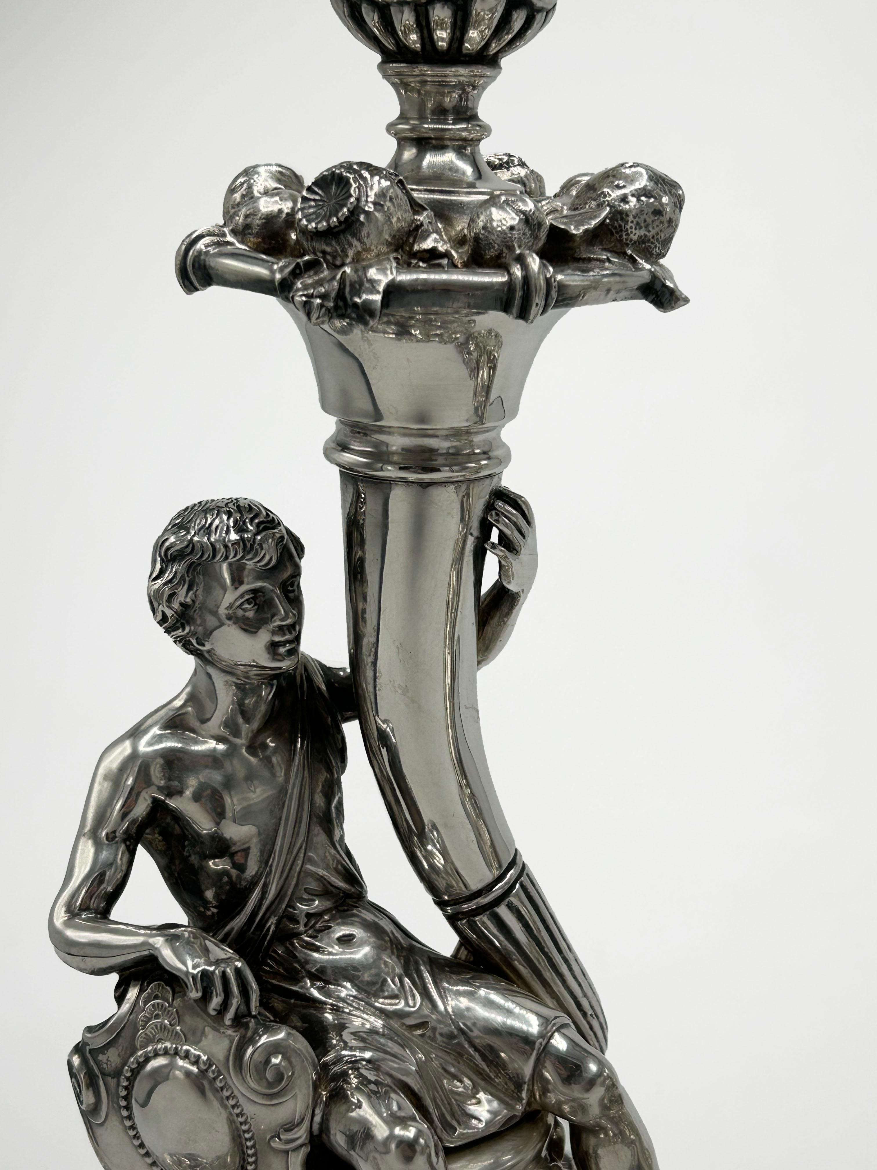 Deutsche Reinsilber-Kerzenleuchter, 19. Jahrhundert
Elegantes Paar Kerzenständer aus hochwertigem Silber (mit der Marke 1000), gefertigt im Neo-Rokoko-Stil der zweiten Hälfte des 19. Jahrhunderts. Jedes Stück besitzt einen reich mit Schriftrollen,