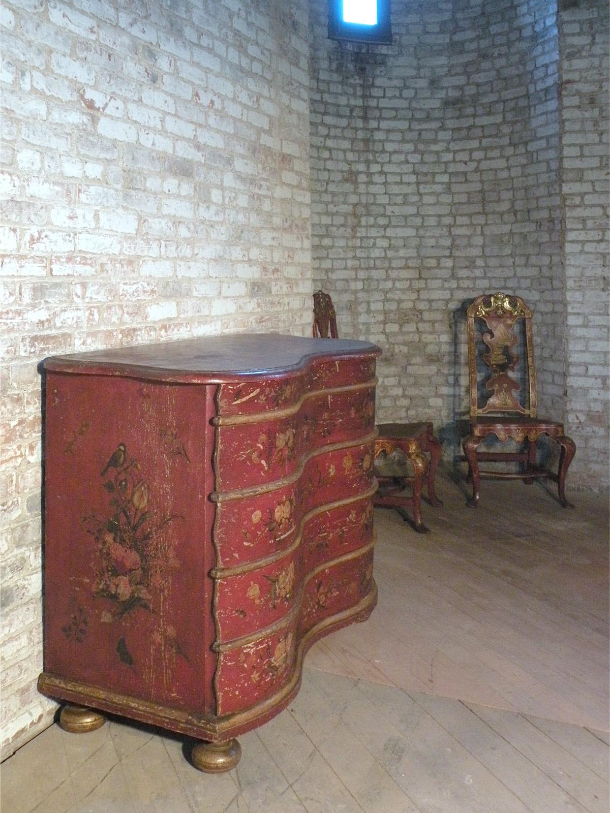 German Red Painted 18th Century Serpentine Front Commode  For Sale 1