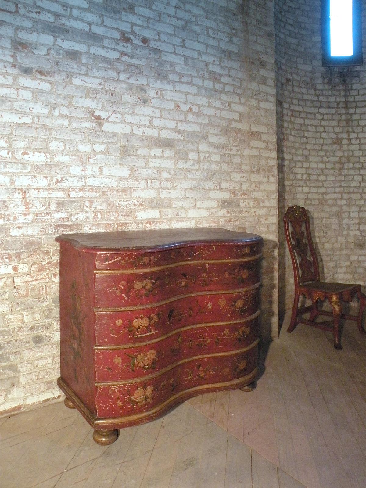 German Red Painted 18th Century Serpentine Front Commode  For Sale 2