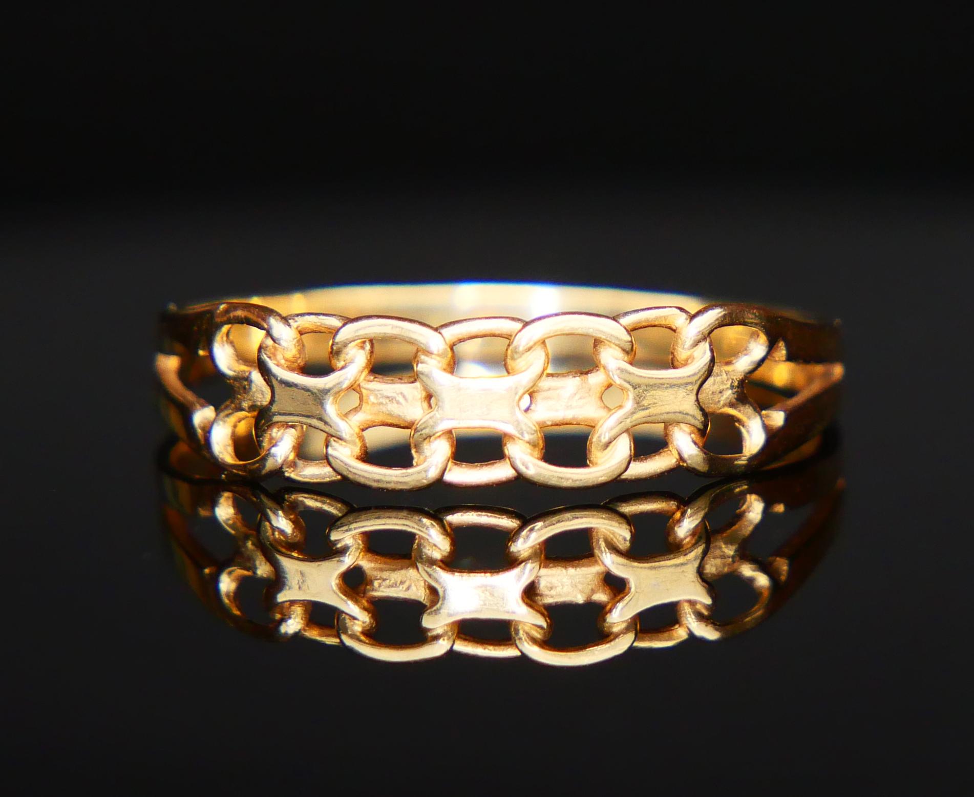 Bague en or jaune 18 carats massif avec des épaules fendues attachées à sept maillons chaînés soudés sur la couronne. Modèle unisexe, parfait pour une utilisation quotidienne.

Poinçonné 750, métal testé solidement 18K, fabriqué vers 1920 - 1950s.