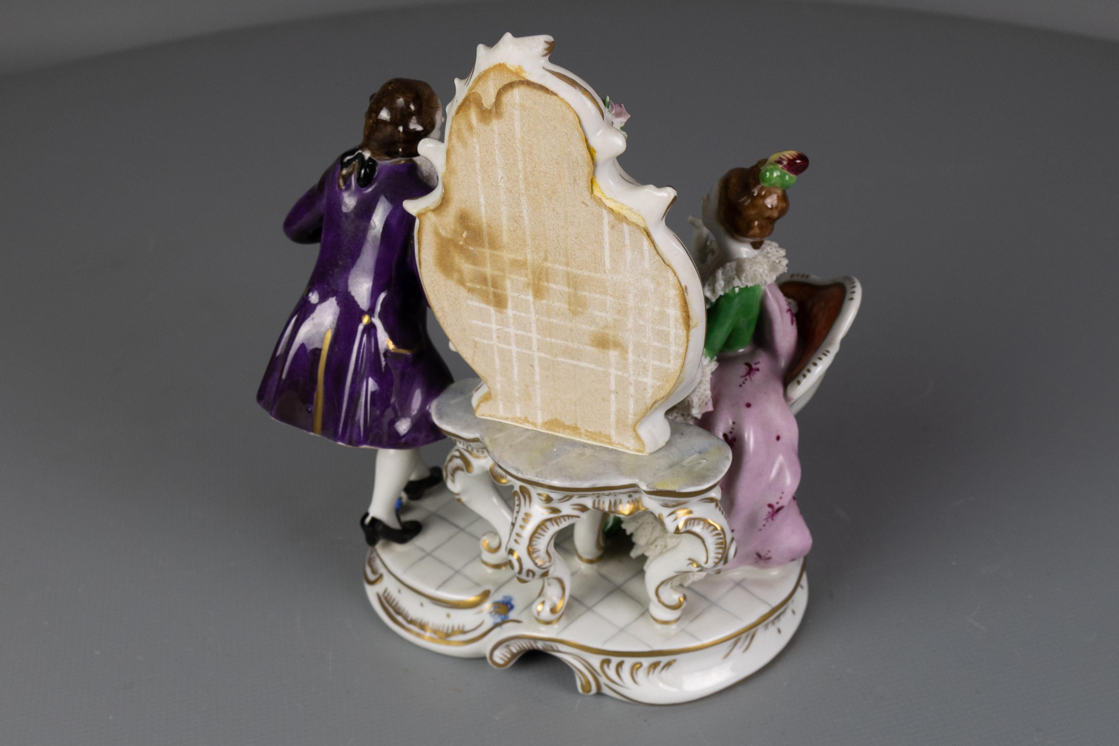 Deutsche Porzellanfigur im Rokokostil, Paar auf einem Kommodentisch im Angebot 5