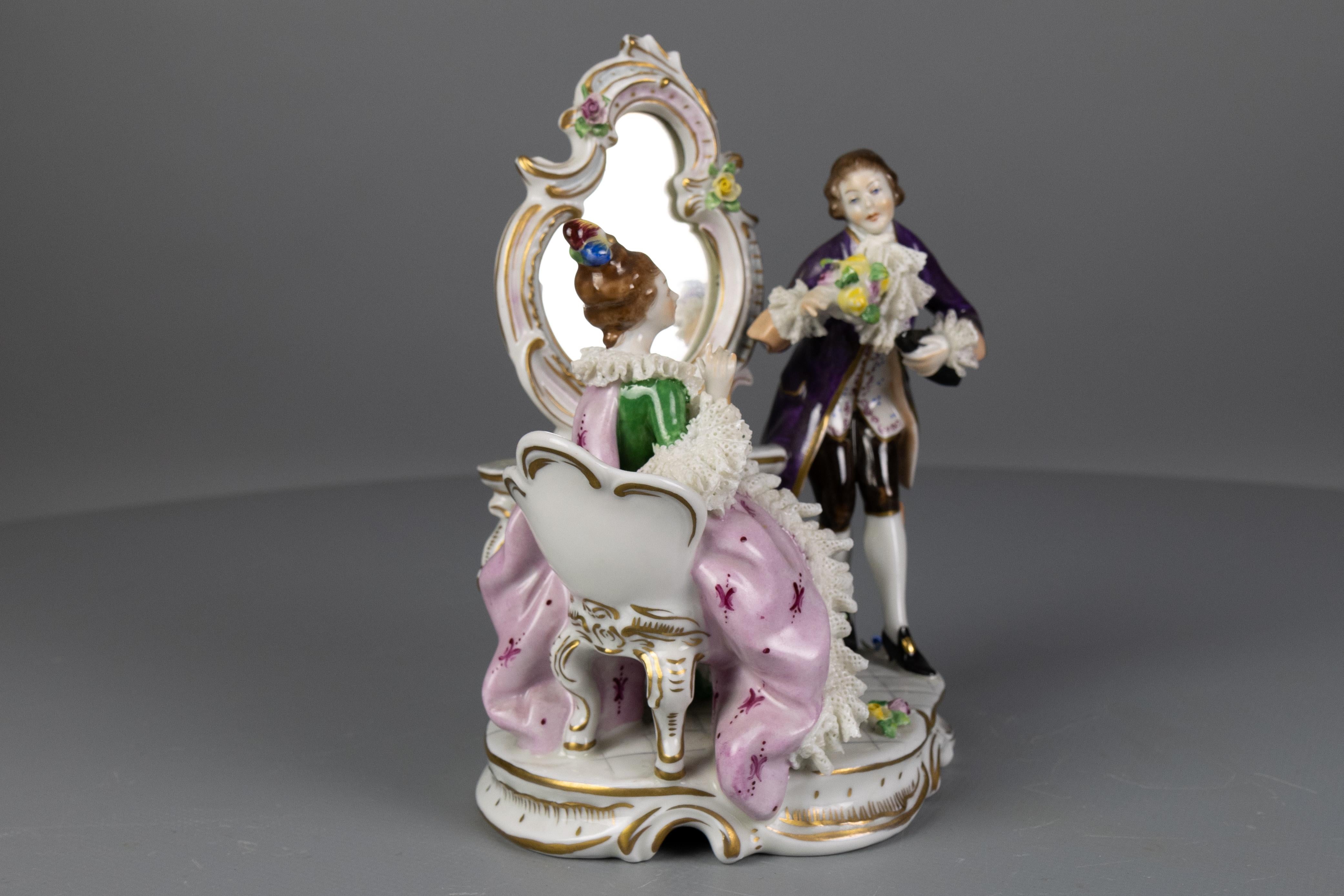 Deutsche Porzellanfigur im Rokokostil, Paar auf einem Kommodentisch im Angebot 7