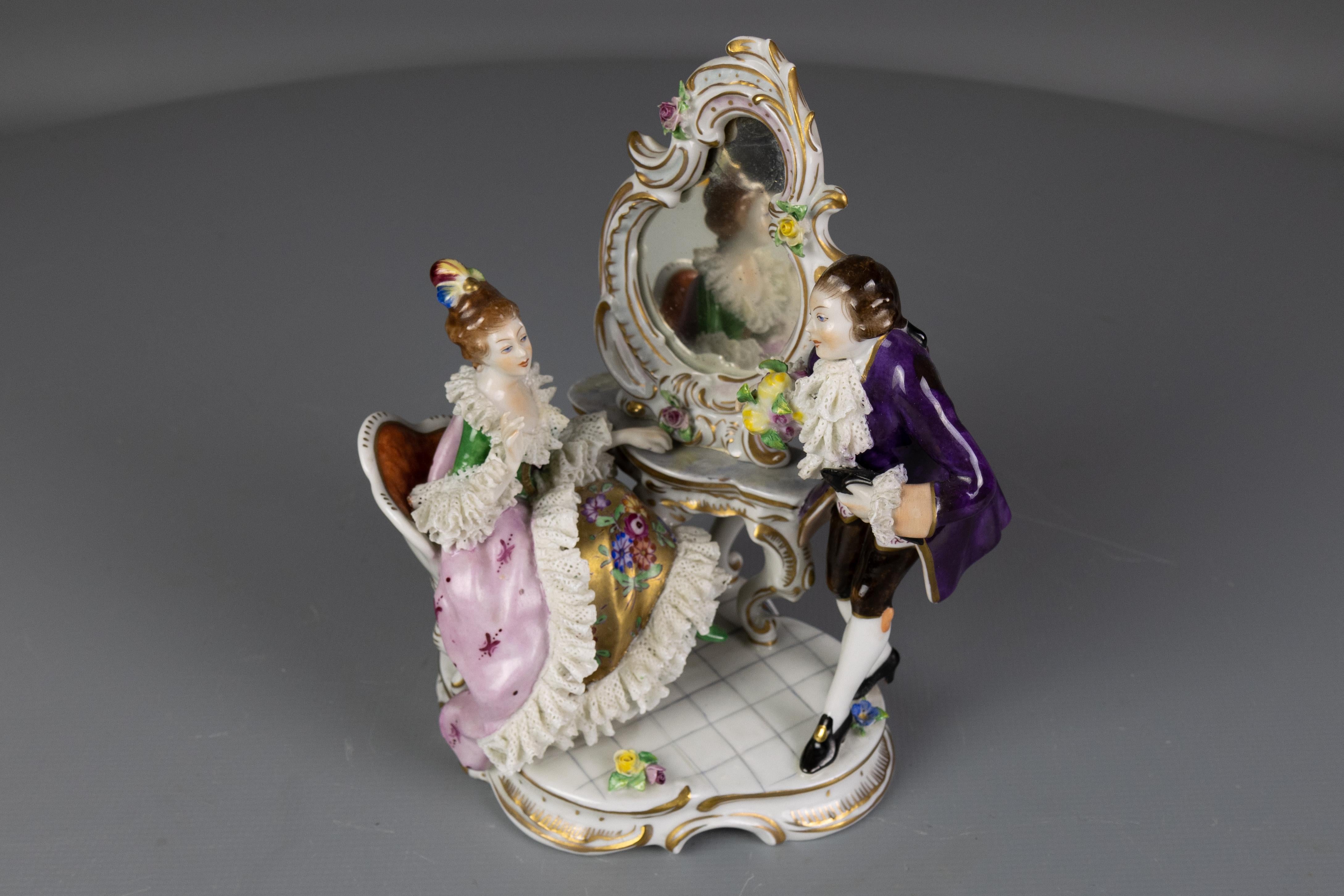 Deutsche Porzellanfigur im Rokokostil, Paar auf einem Kommodentisch im Angebot 9