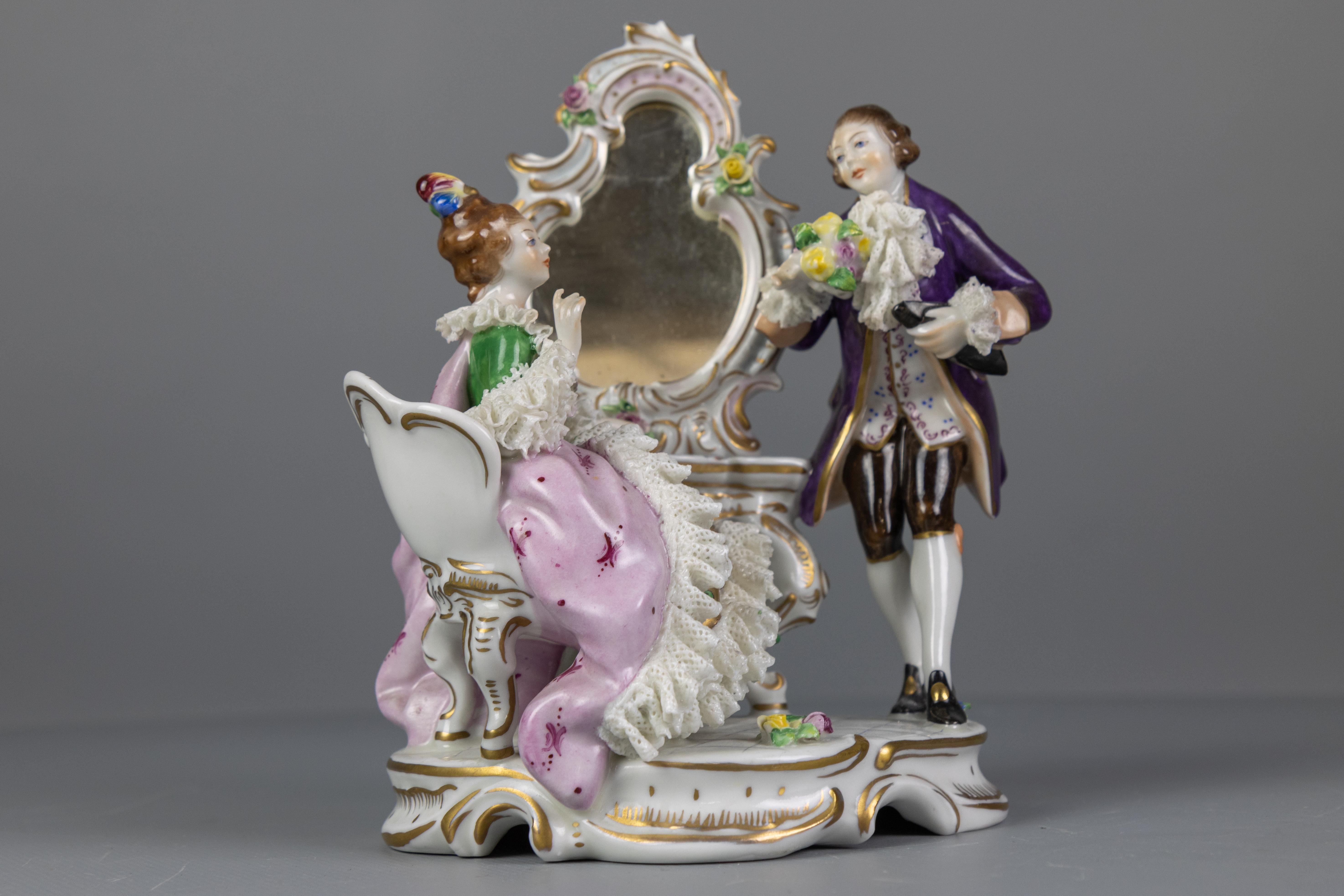Deutsche Porzellanfigur im Rokokostil, Paar auf einem Kommodentisch im Angebot 10