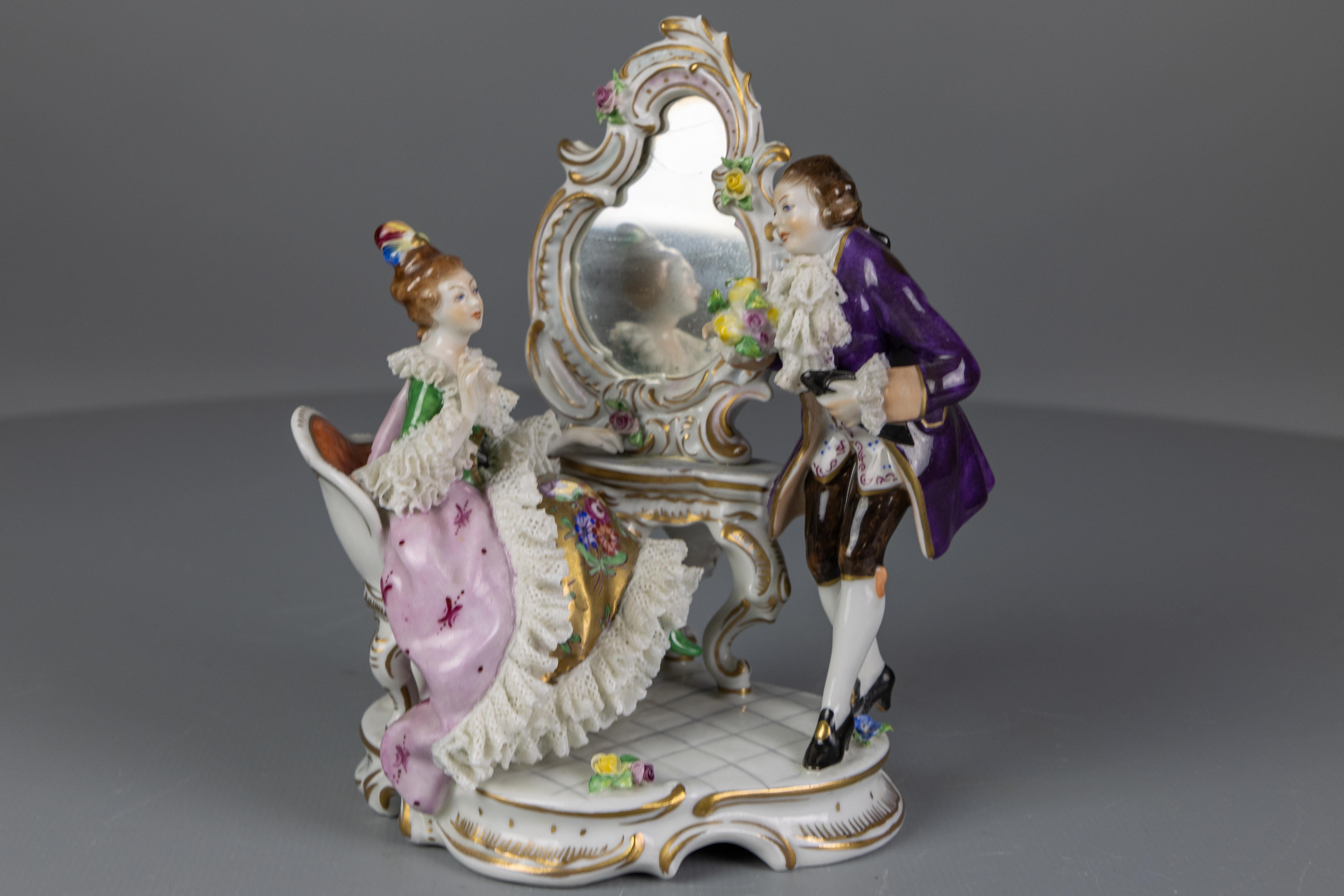 Deutsche Porzellanfigur im Rokokostil, Paar auf einem Kommodentisch im Angebot 11
