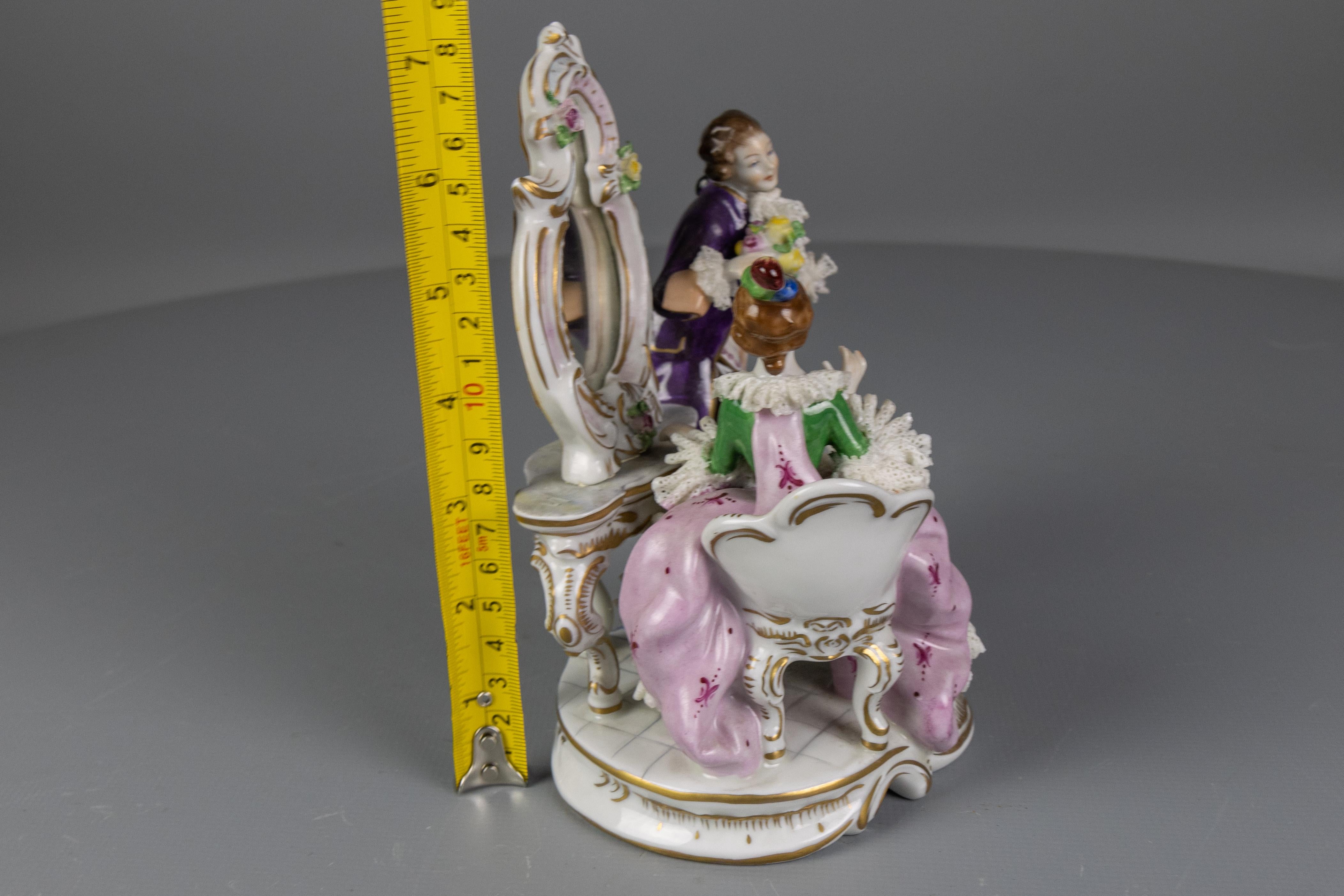 Deutsche Porzellanfigur im Rokokostil, Paar auf einem Kommodentisch im Angebot 14