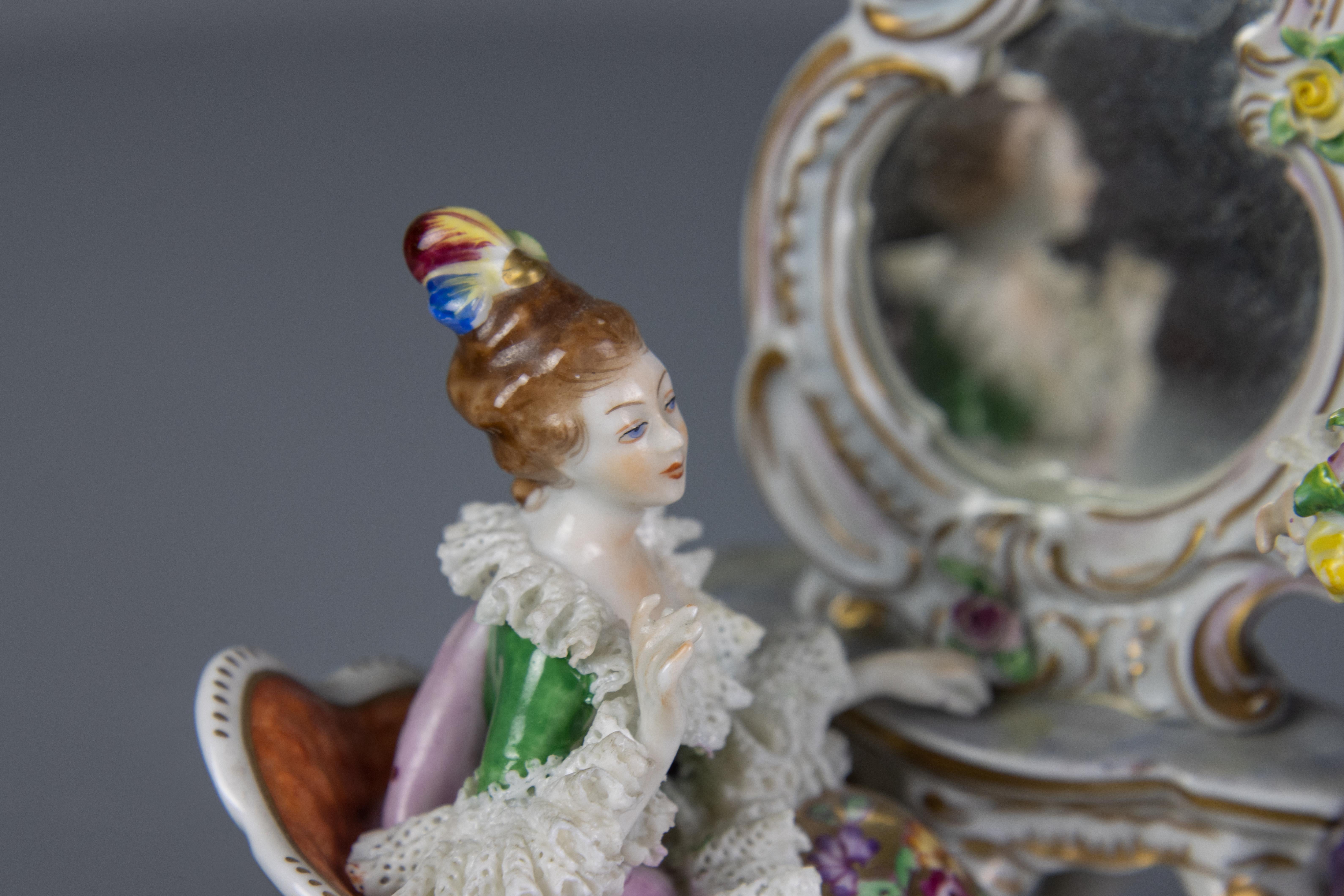 Deutsche Porzellanfigur im Rokokostil, Paar auf einem Kommodentisch im Zustand „Gut“ im Angebot in Barntrup, DE