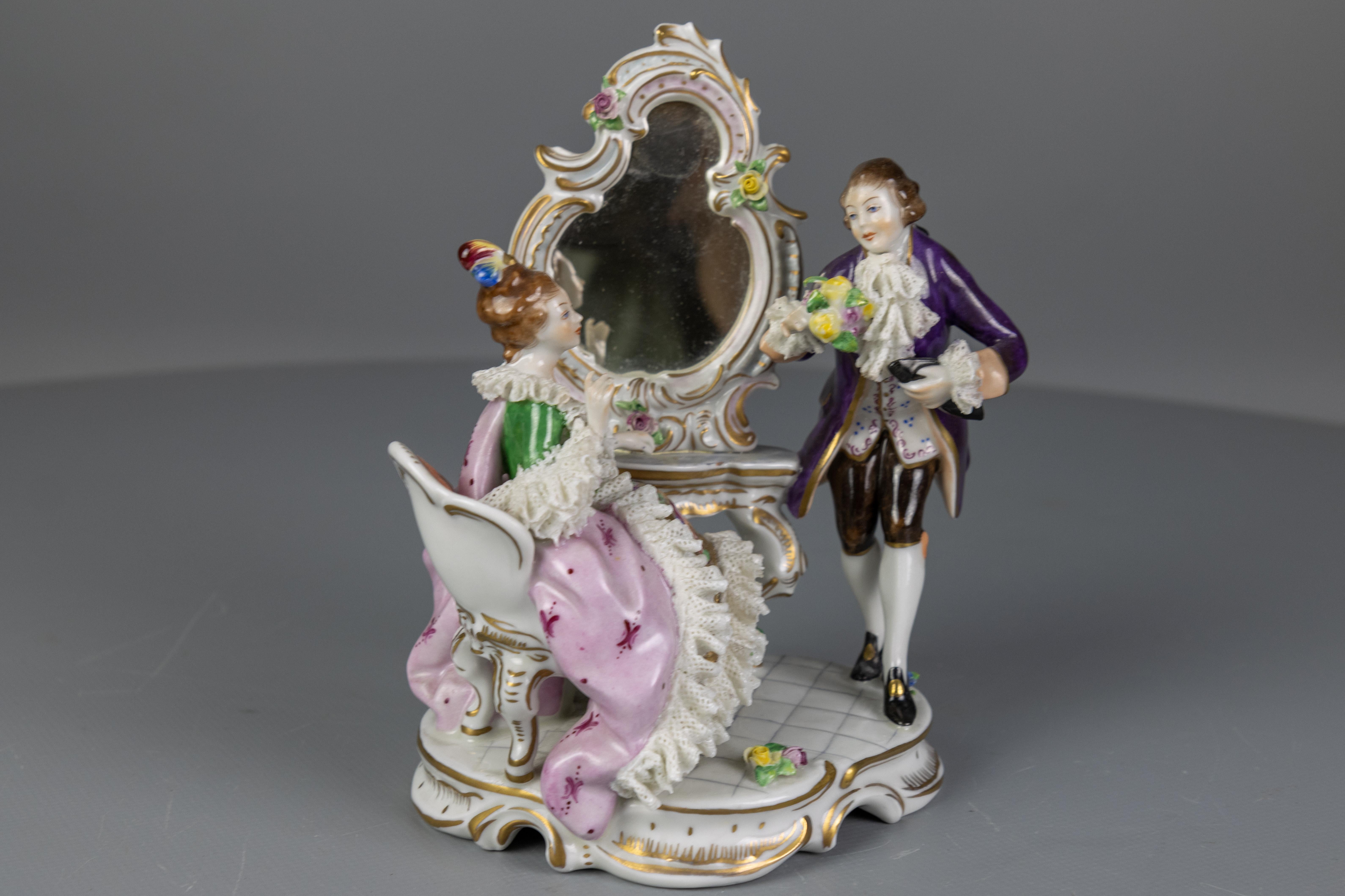 Deutsche Porzellanfigur im Rokokostil, Paar auf einem Kommodentisch (Mitte des 20. Jahrhunderts) im Angebot