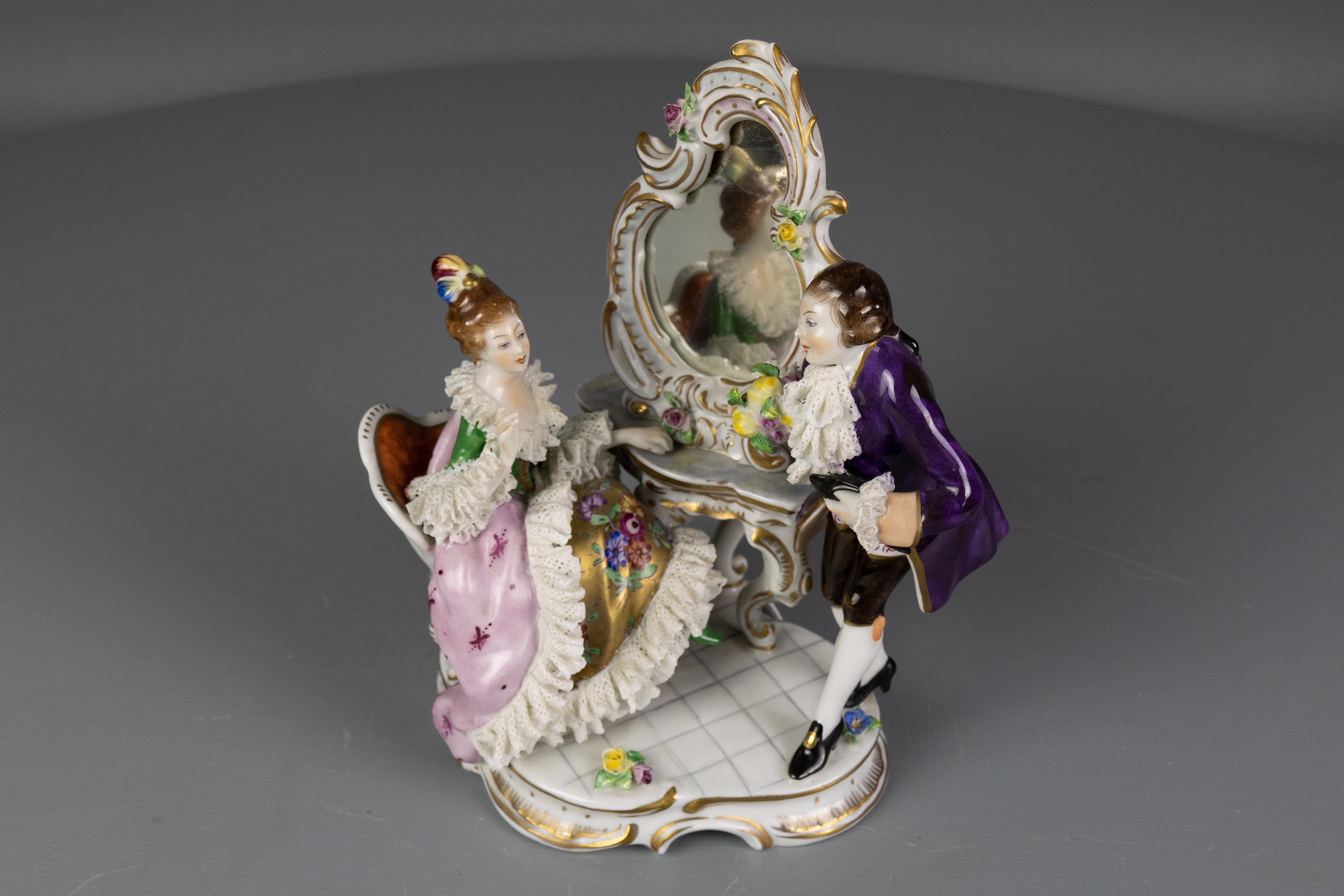 Deutsche Porzellanfigur im Rokokostil, Paar auf einem Kommodentisch im Angebot 3