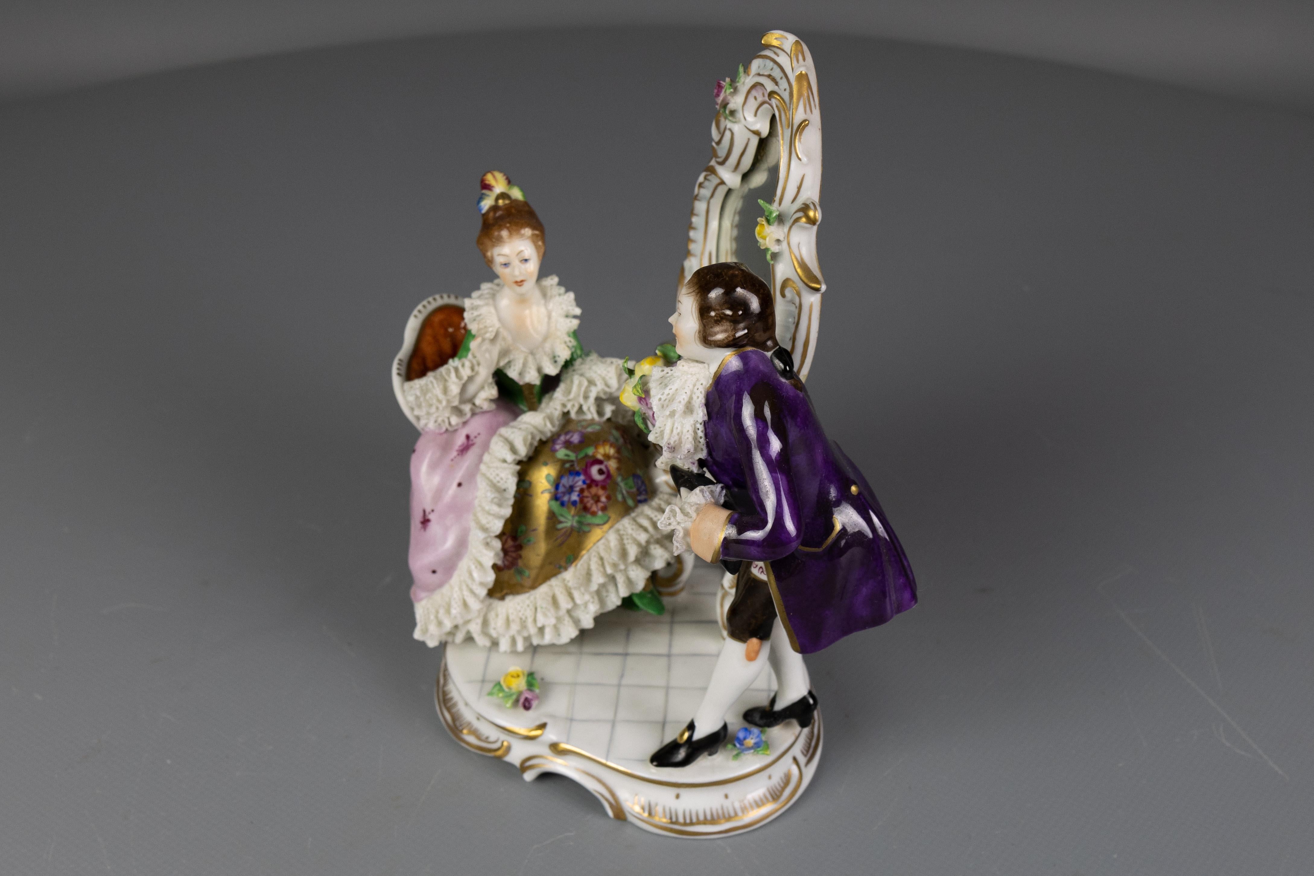 Deutsche Porzellanfigur im Rokokostil, Paar auf einem Kommodentisch im Angebot 4