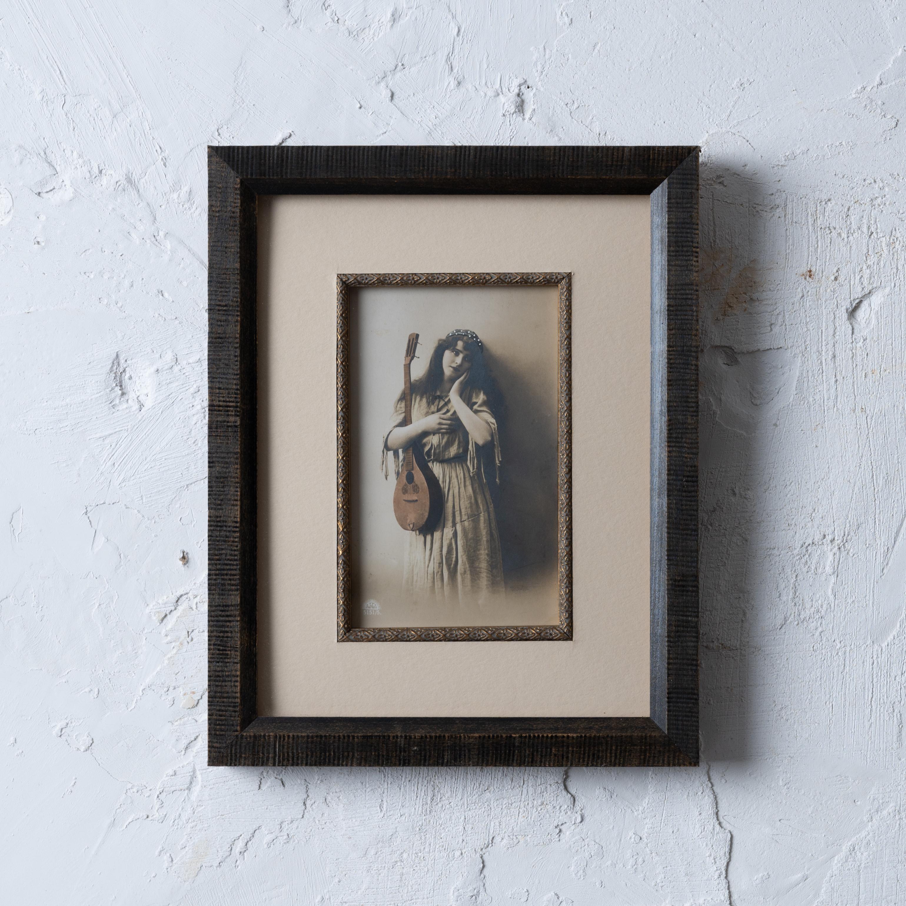 A nicely framed German romantic mandolin gypsy postcard by Regel & Krug, Leipzig, circa 1898.

Frame approximately 8 by 10.



