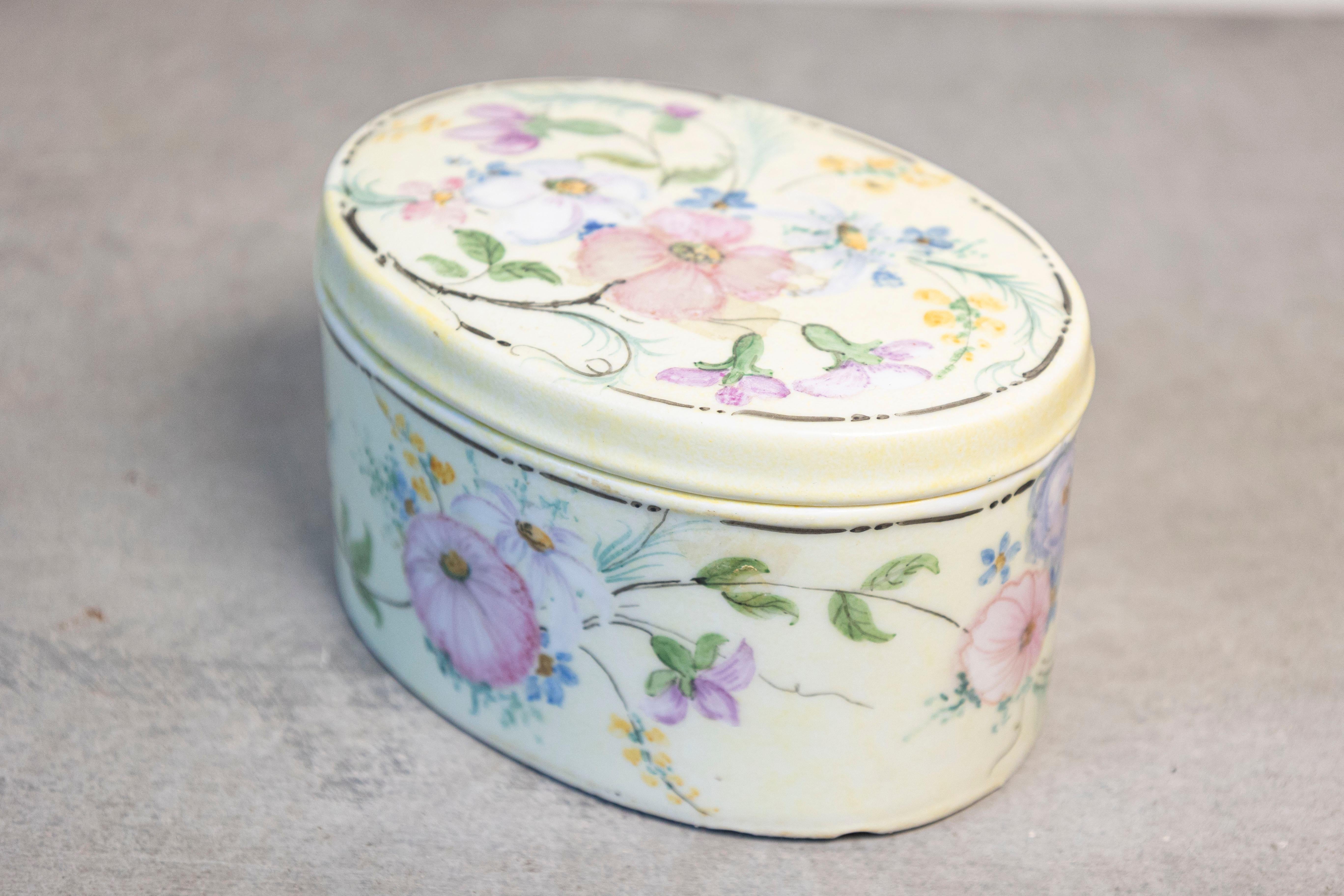 Tedesco Scatola ovale con coperchio in porcellana Rosenthal Bavaria 1920 con decori floreali in vendita