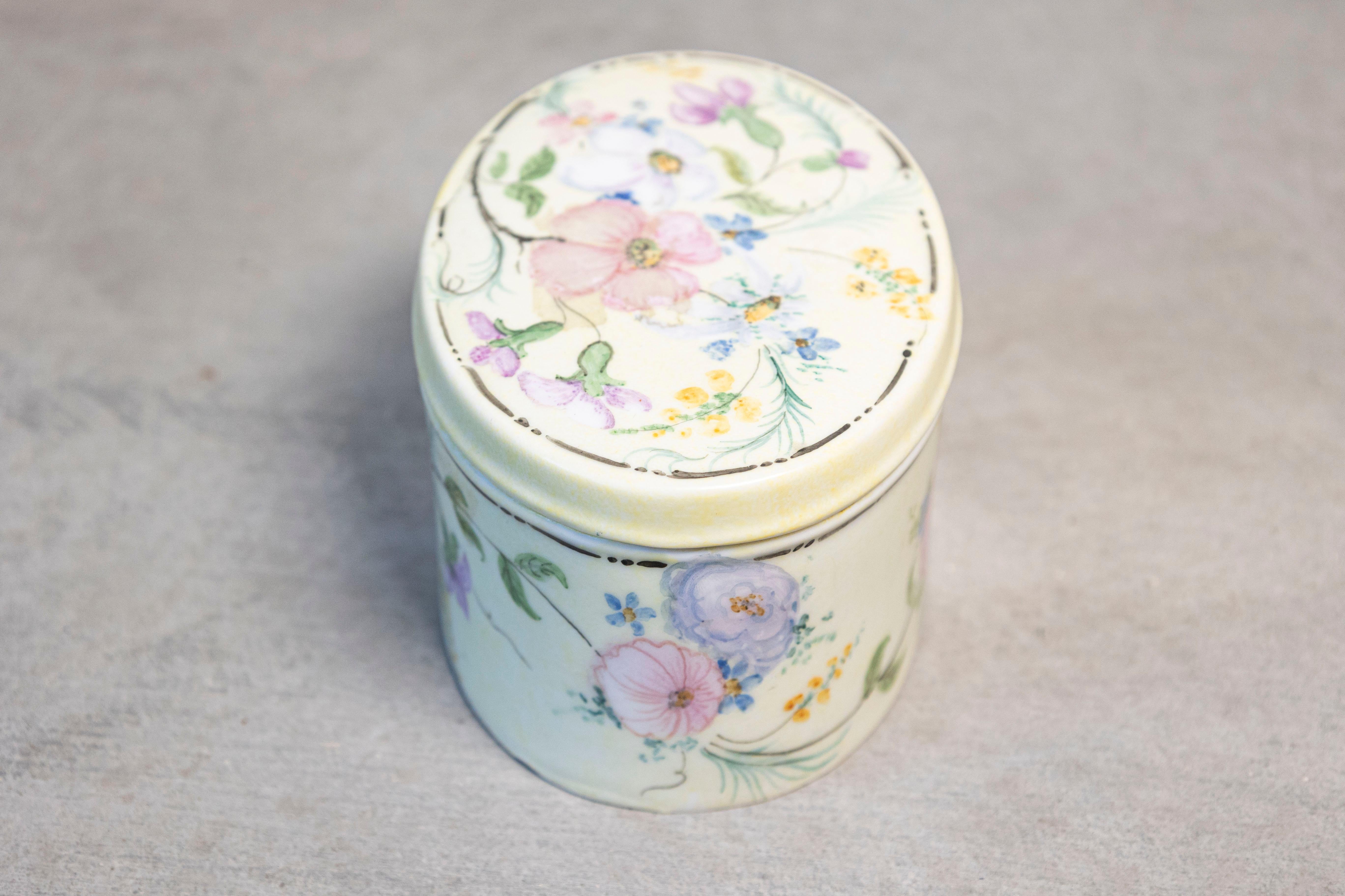 Scatola ovale con coperchio in porcellana Rosenthal Bavaria 1920 con decori floreali In condizioni buone in vendita a Atlanta, GA