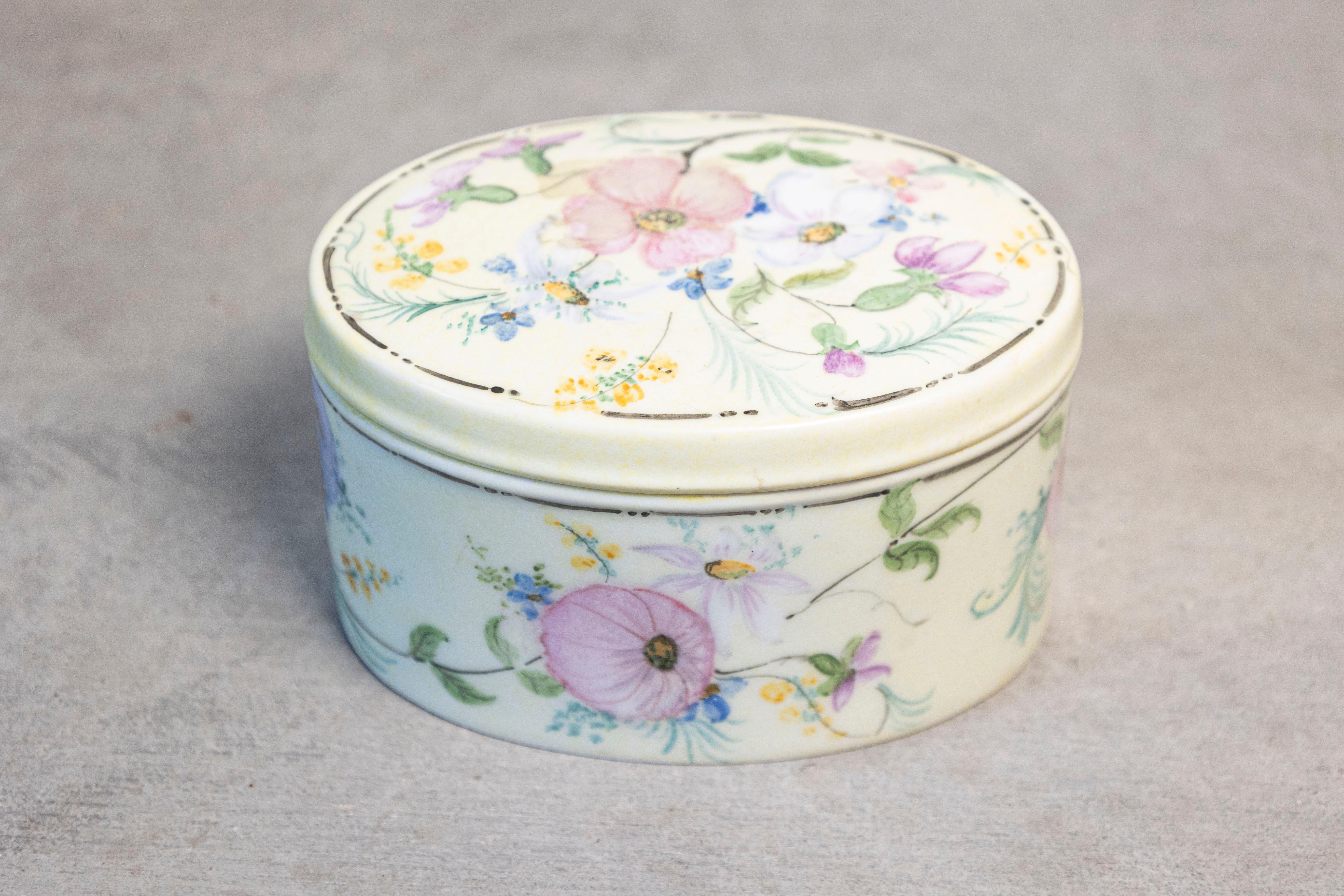 XX secolo Scatola ovale con coperchio in porcellana Rosenthal Bavaria 1920 con decori floreali in vendita