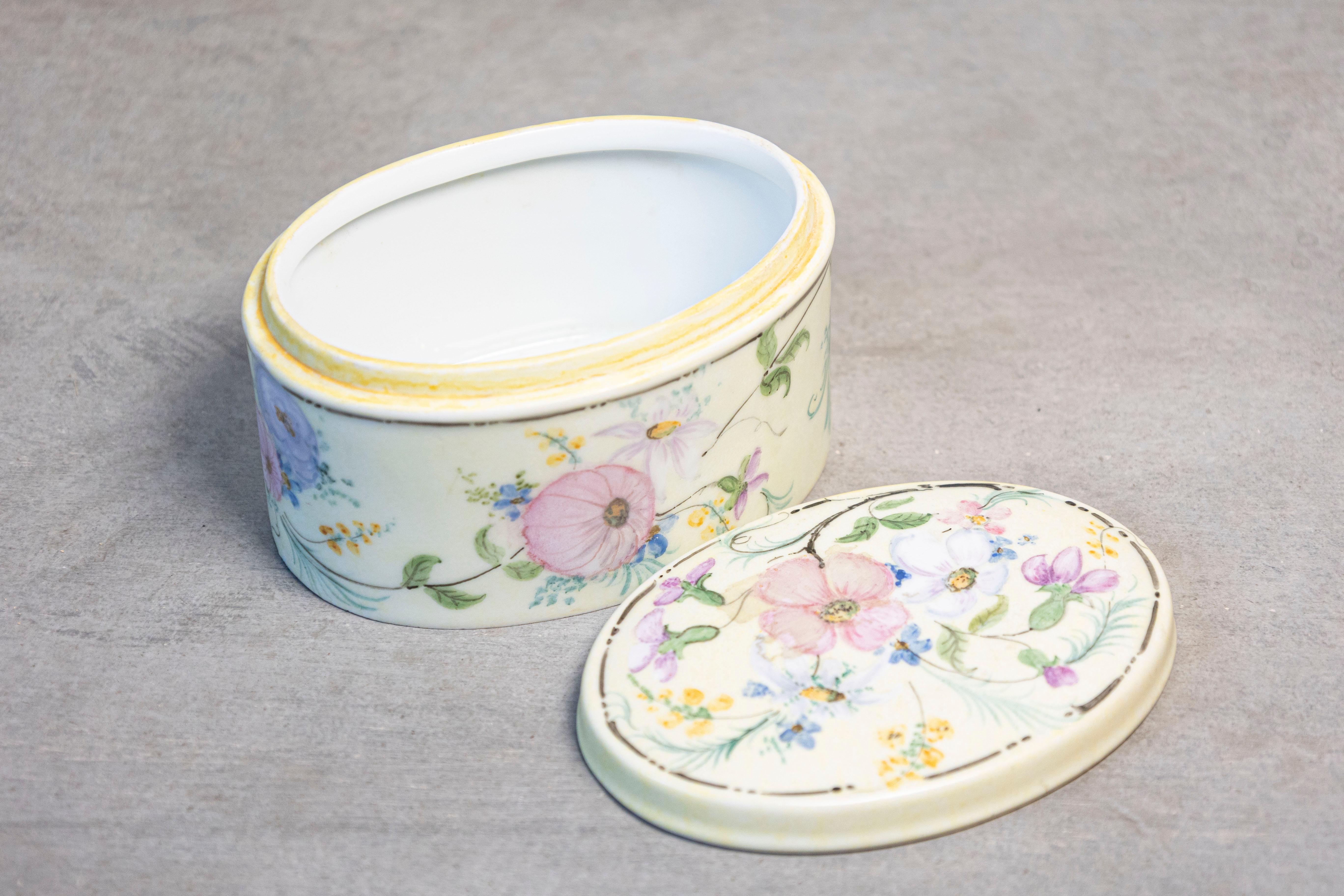 Scatola ovale con coperchio in porcellana Rosenthal Bavaria 1920 con decori floreali in vendita 1