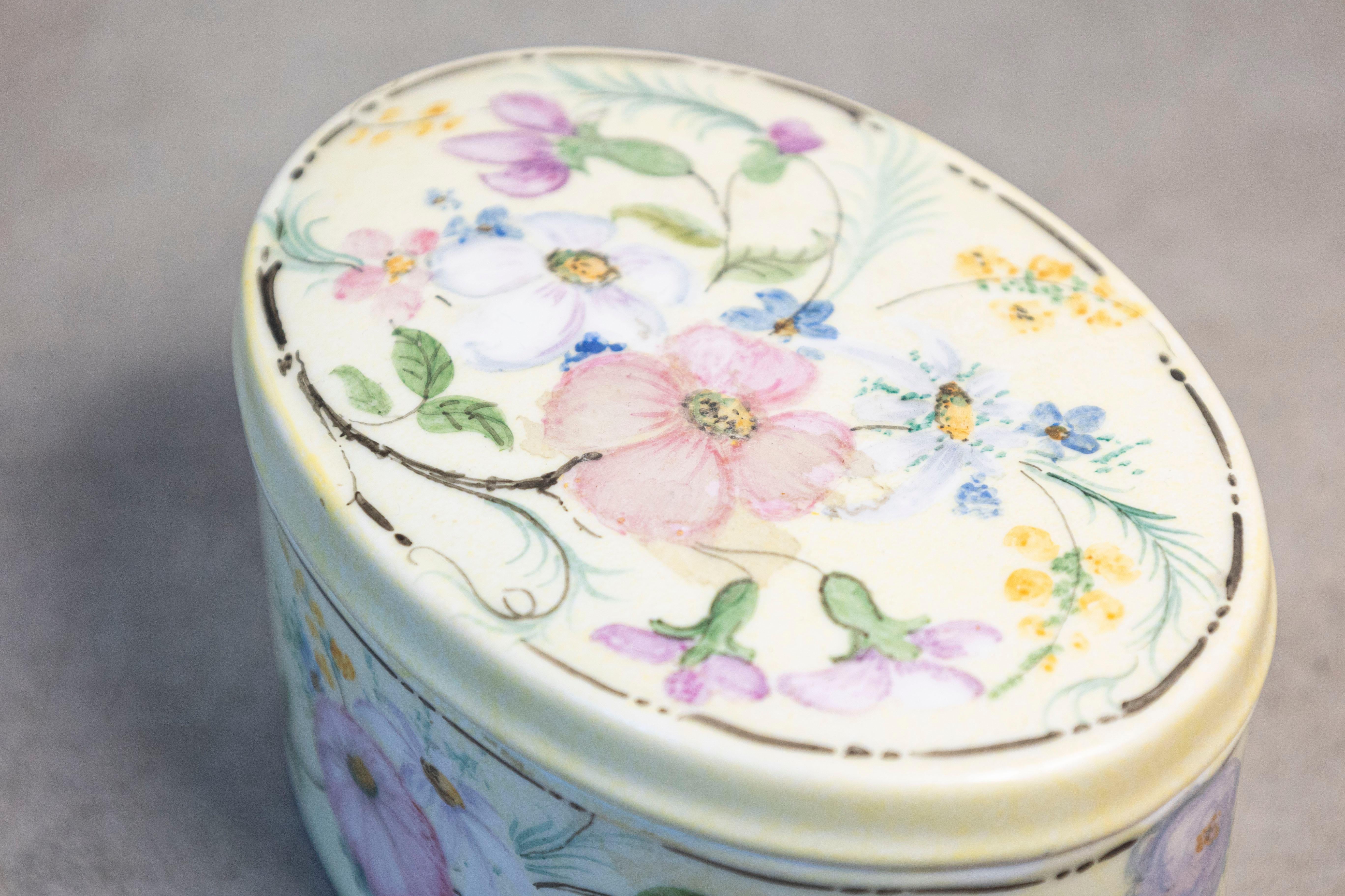 Scatola ovale con coperchio in porcellana Rosenthal Bavaria 1920 con decori floreali in vendita 2