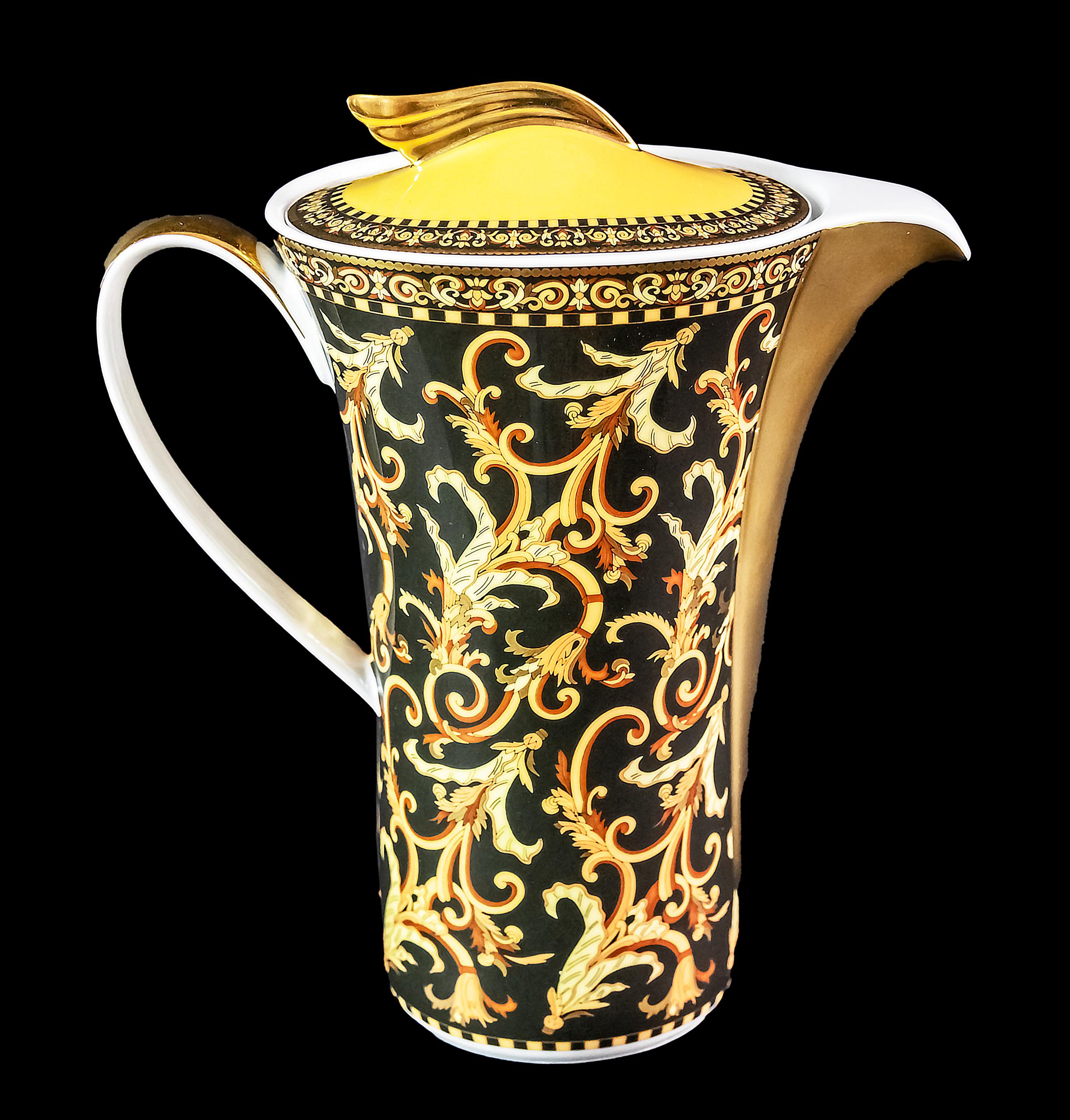 Deutsche Rosenthal Porzellan-Kaffeekanne.
Modell: Versace Barocco.
Auf der Unterseite gestempelt.


