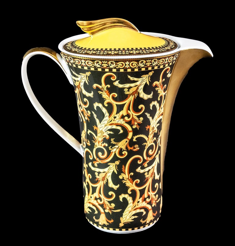 German Rosenthal porcelain coffee pot.
Model: Versace Barocco.
Stamped on the bottom.


