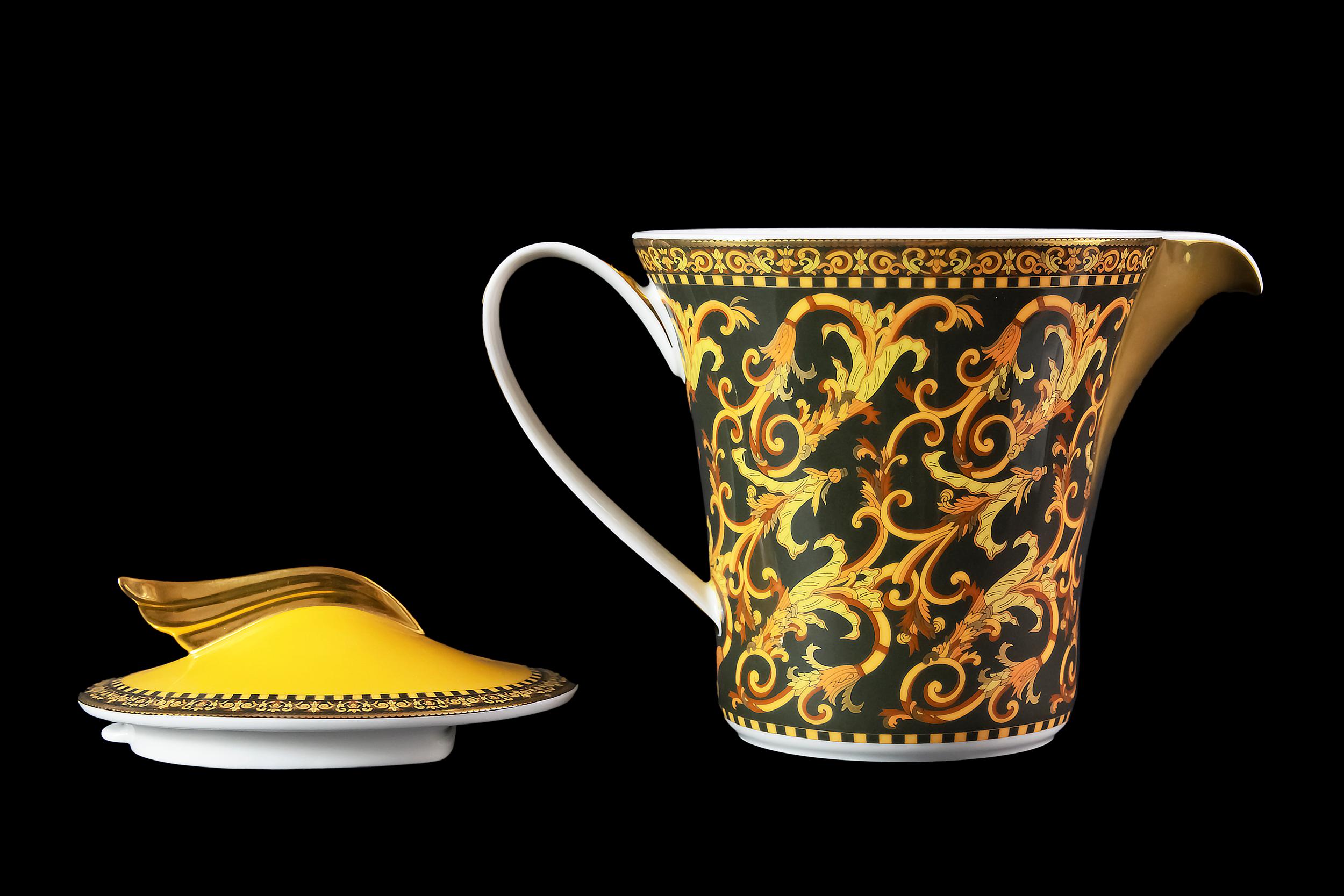 Tetera de porcelana alemana Rosenthal Modelo Barocco de Versace Dorado en venta