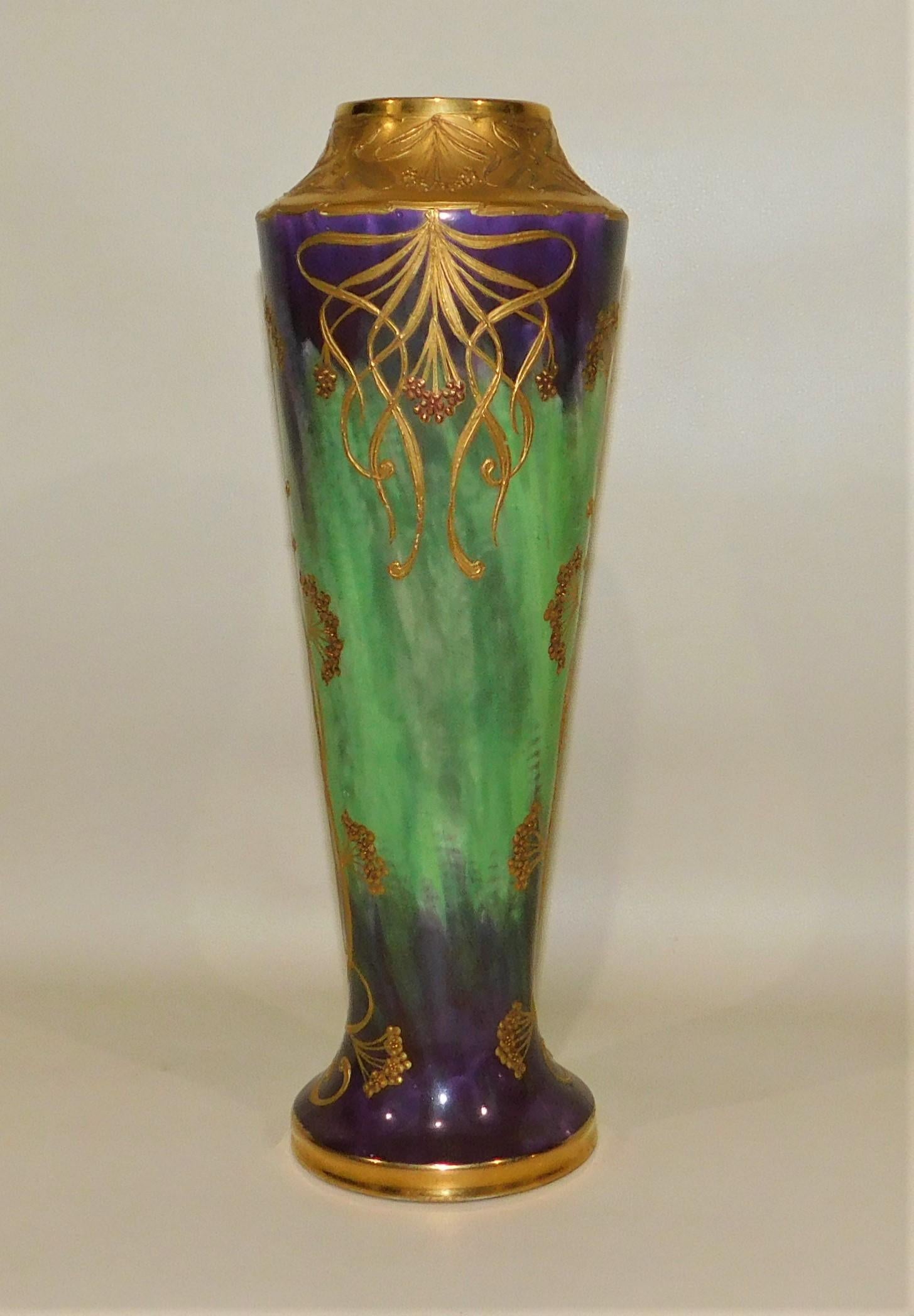 Vase portrait royal viennois Art nouveau en porcelaine dorée en vente 4