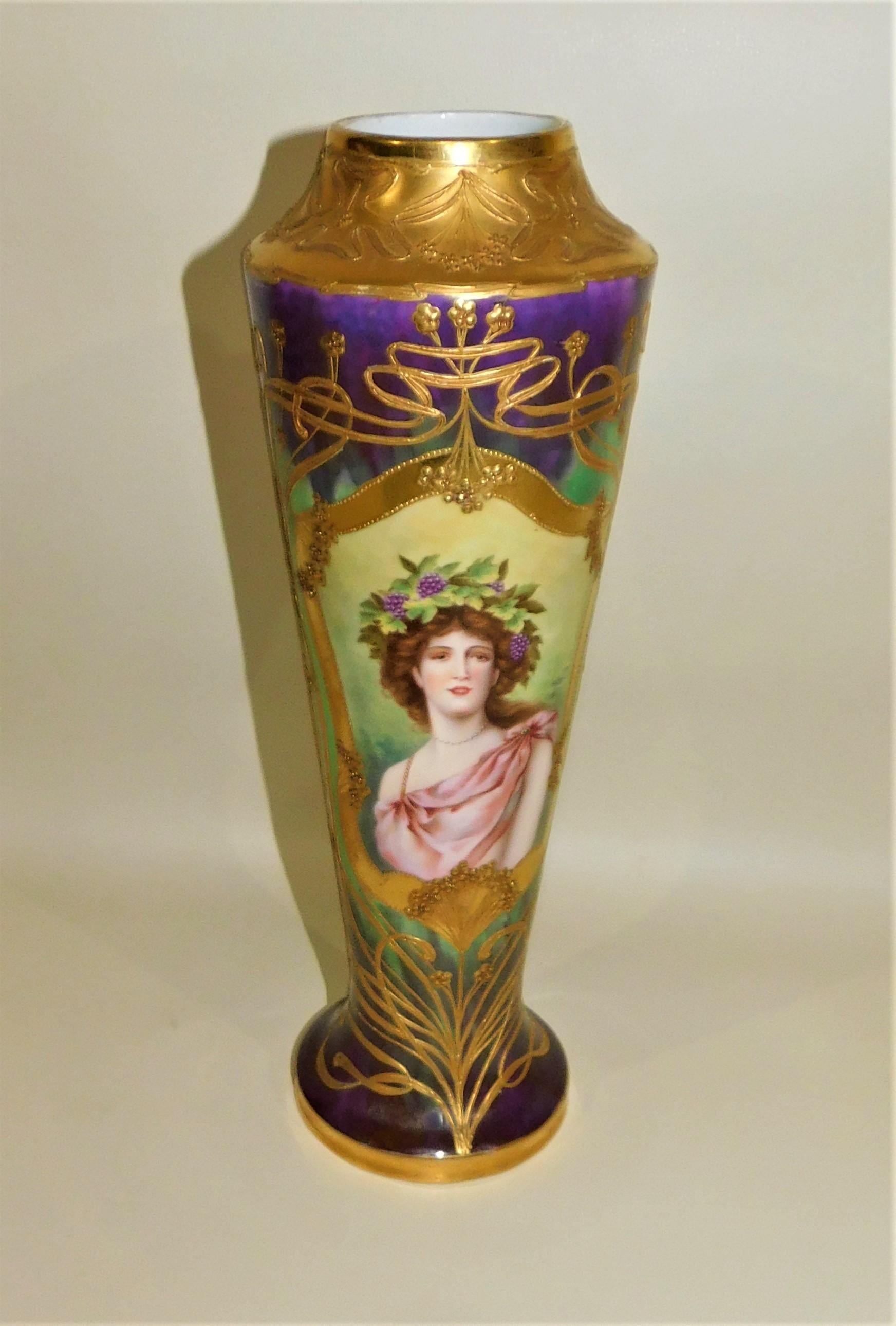 Vase portrait royal viennois Art nouveau en porcelaine dorée en vente 5