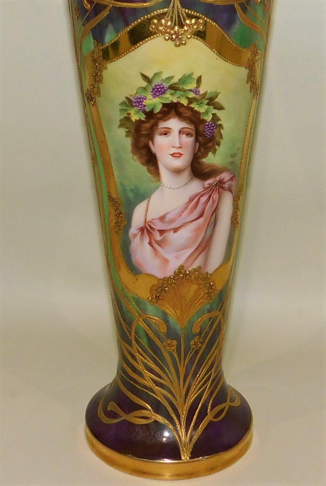 Allemand Vase portrait royal viennois Art nouveau en porcelaine dorée en vente