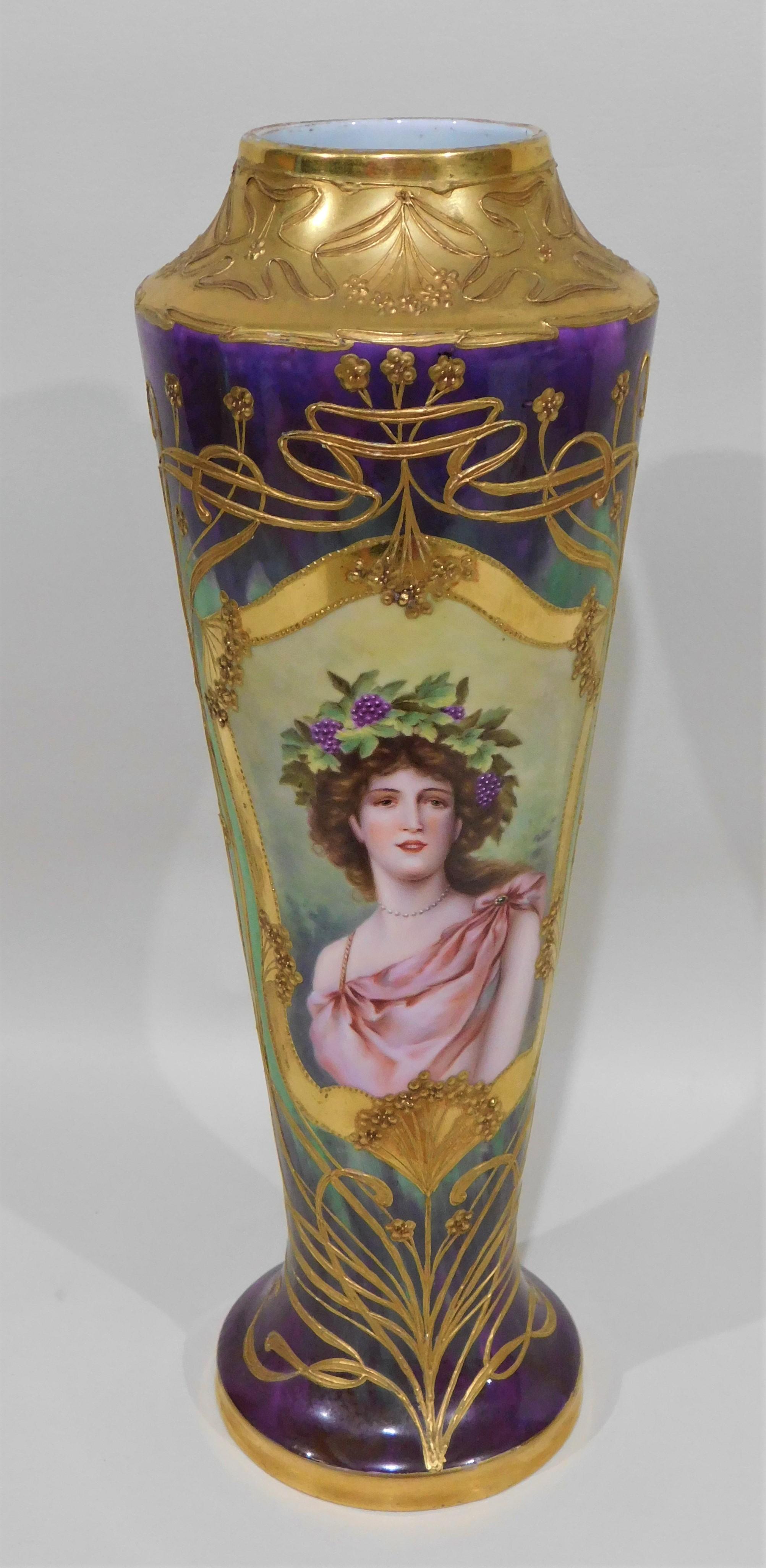 Vase portrait royal viennois Art nouveau en porcelaine dorée en vente 1