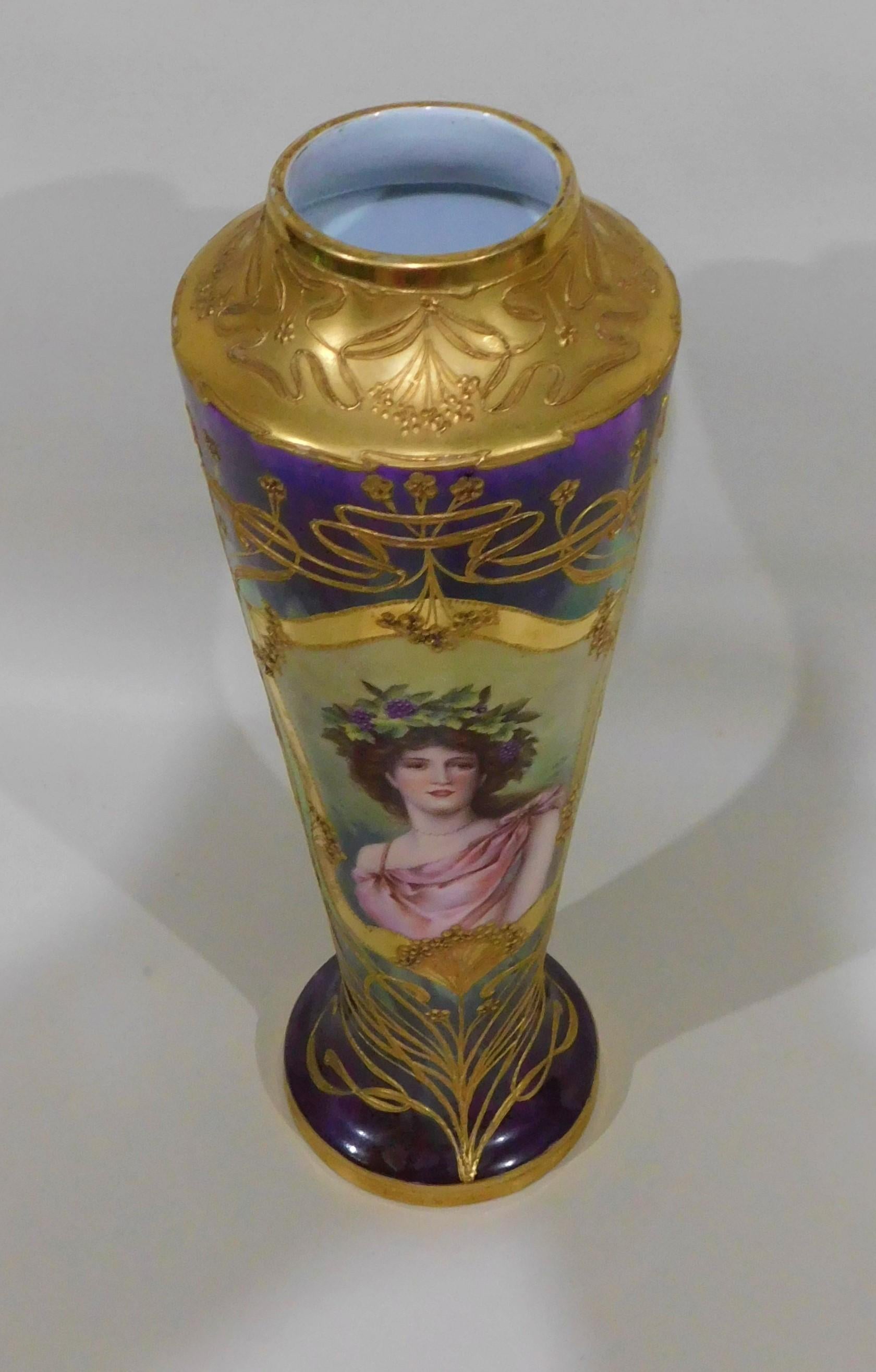 Vase portrait royal viennois Art nouveau en porcelaine dorée en vente 2