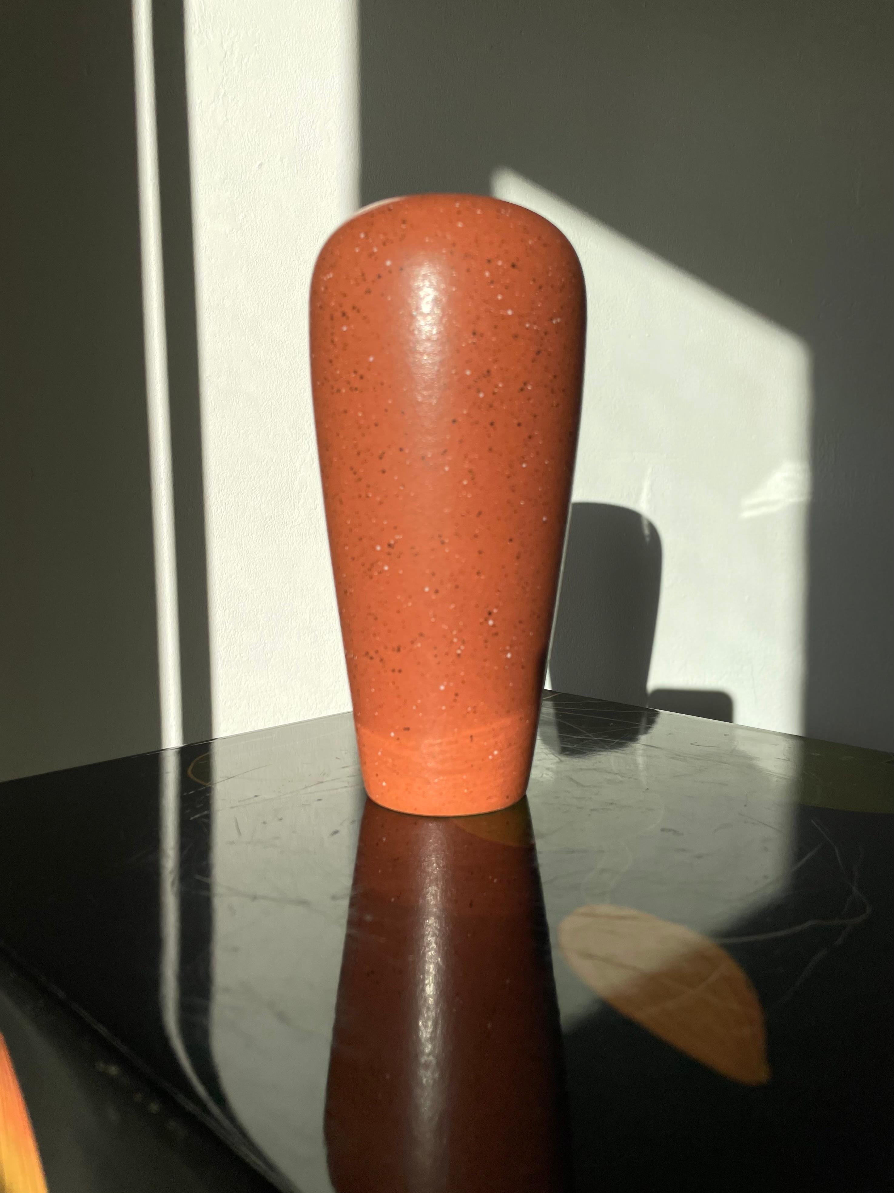 Vase de forme élégante en céramique allemande moderne du milieu du siècle, fait à la main, avec glaçure mouchetée rouge rouille mat. Fabriqué par Scheurich Keramik dans les années 1970. Estampillé sous la base. Belle condition vintage. 
Allemagne,