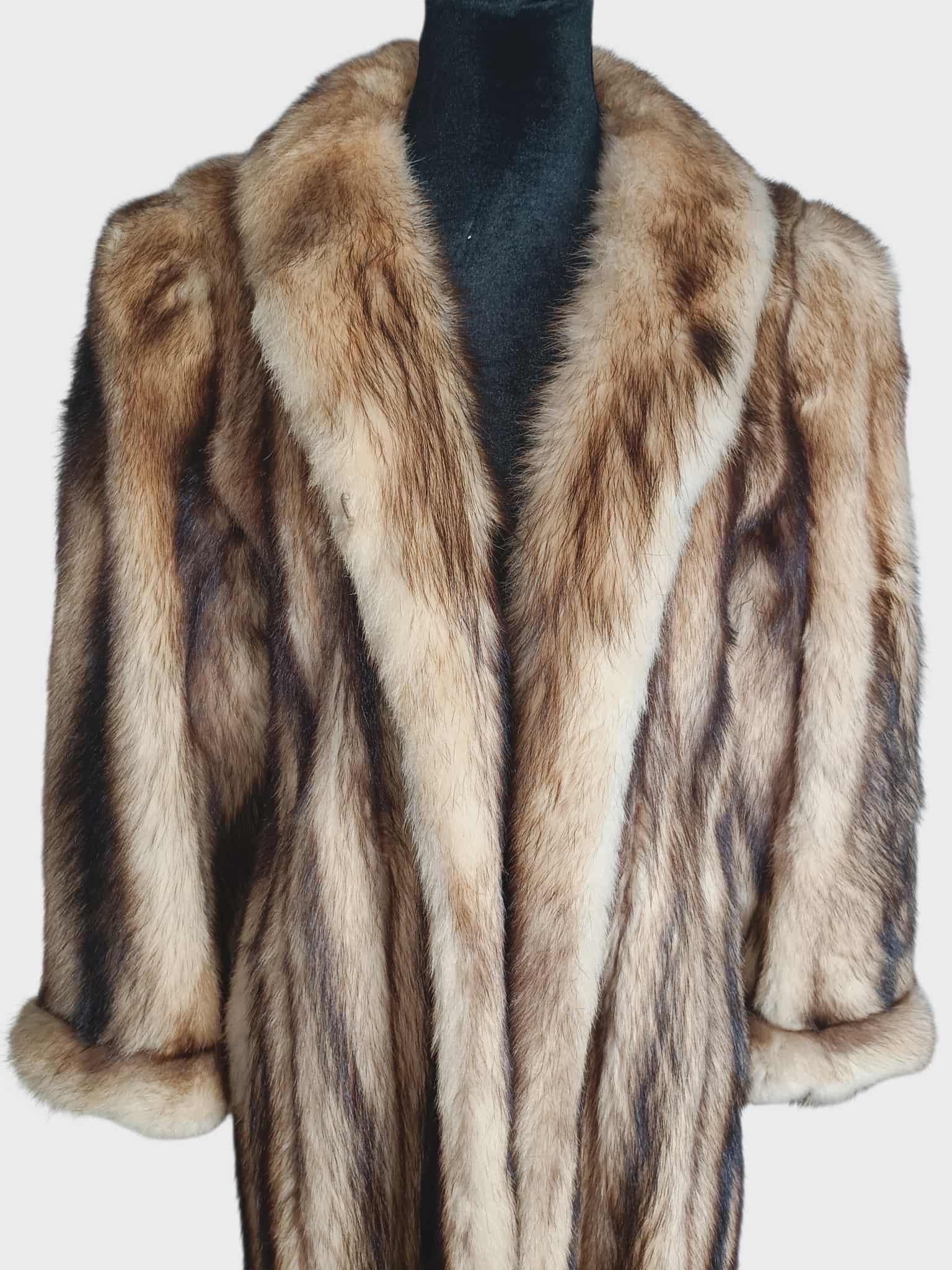 DESCRIZIONE : Pelliccia di zibellino tedesco taglia 6
polsini da principessa, pelli morbide, bella pelliccia fresca, chiusure tedesche europee, tasche a fessura, pelli in ottime condizioni.

Questo articolo è realizzato in Canada con pelli della