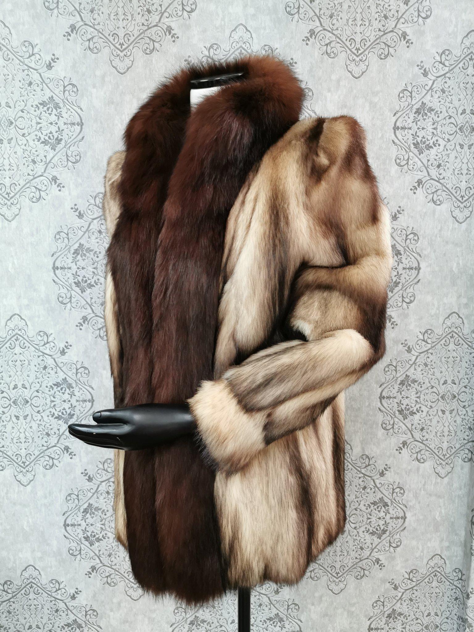 Marron Manteau de fourrure de zibeline allemande garniture en fourrure de renard taille 12-14 en vente
