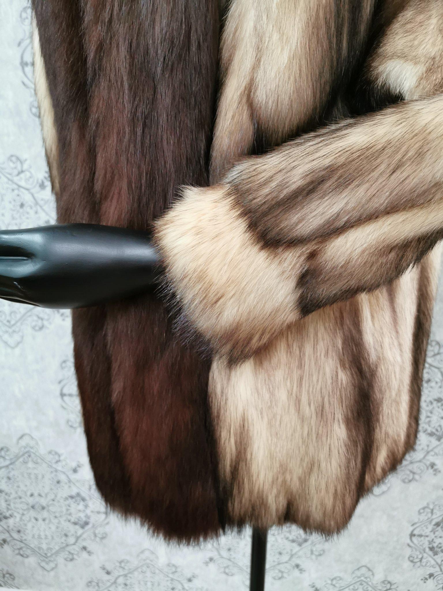 German sable fur coat fox fur trim size 12-14 In Excellent Condition For Sale In Montreal, Quebec