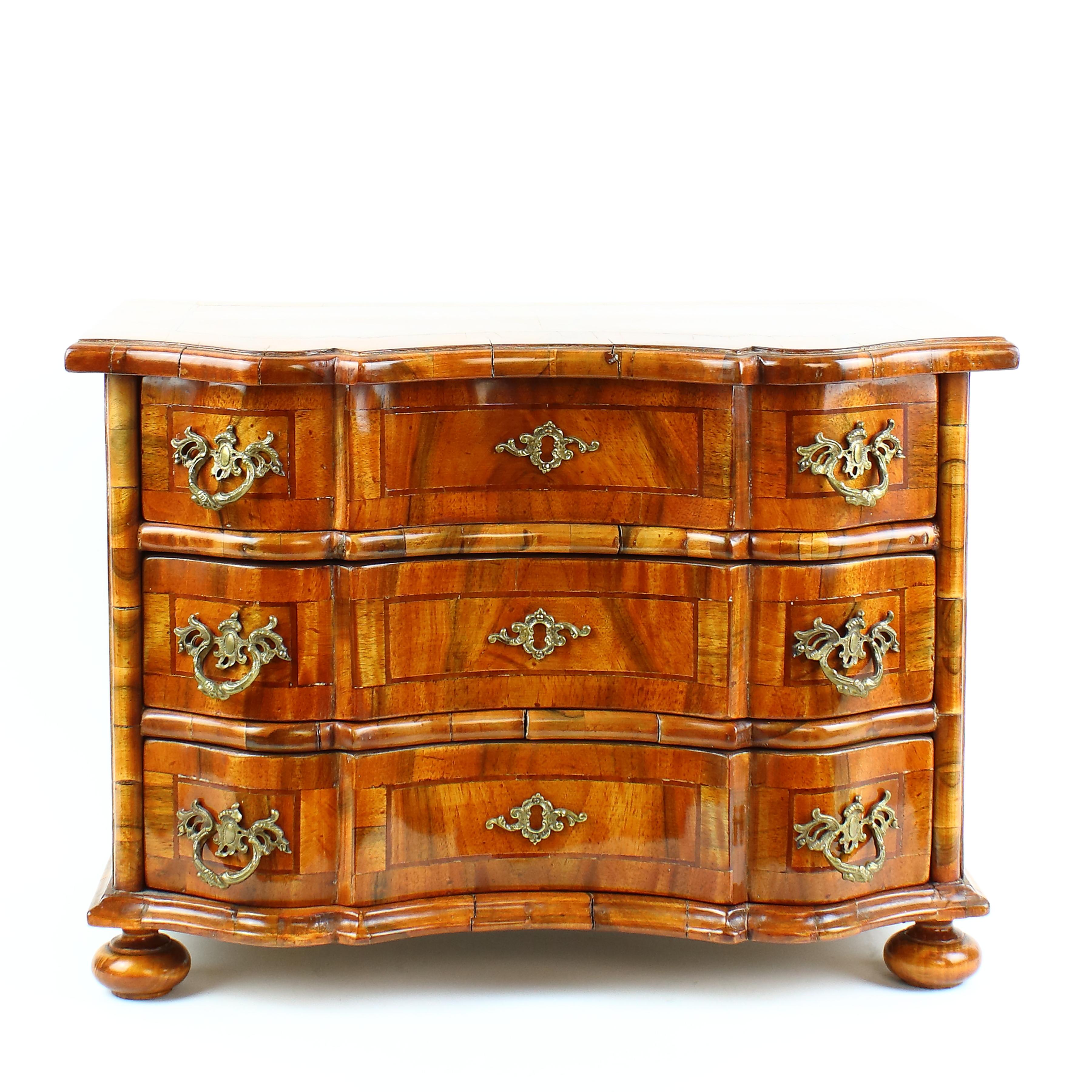 German Saxonian Baroque Style Walnut Veneer Chest of Drawers or Commode In Good Condition In Berlin, DE