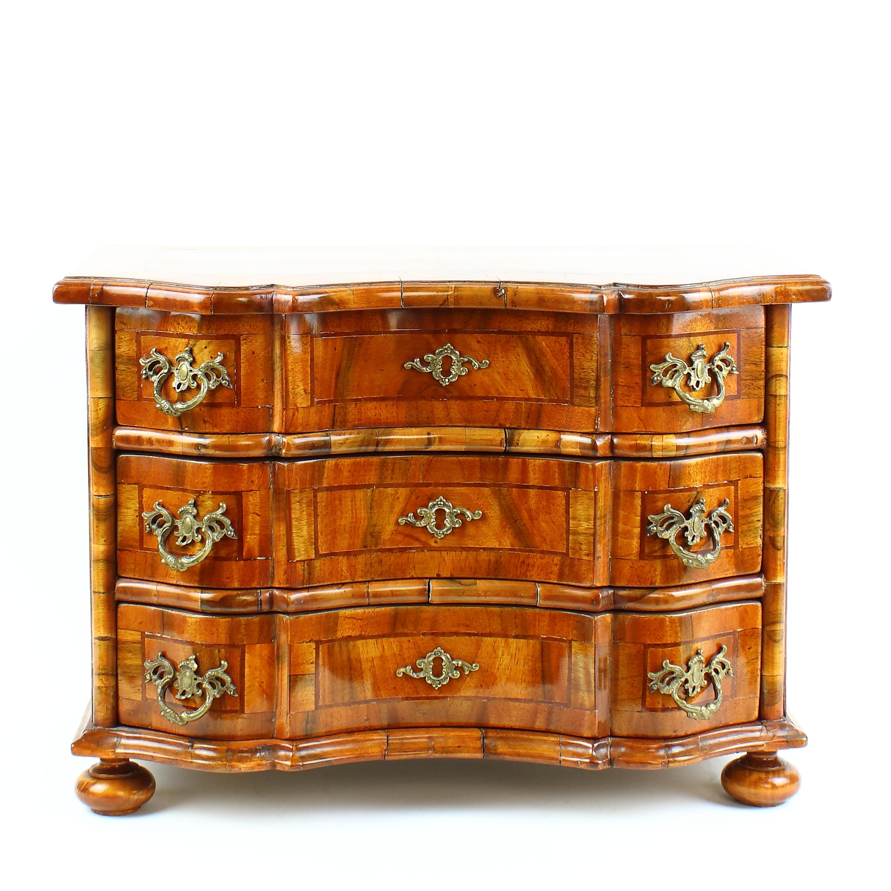 Barocco Cassettiera o commode in legno di noce in stile barocco sassone tedesco in vendita
