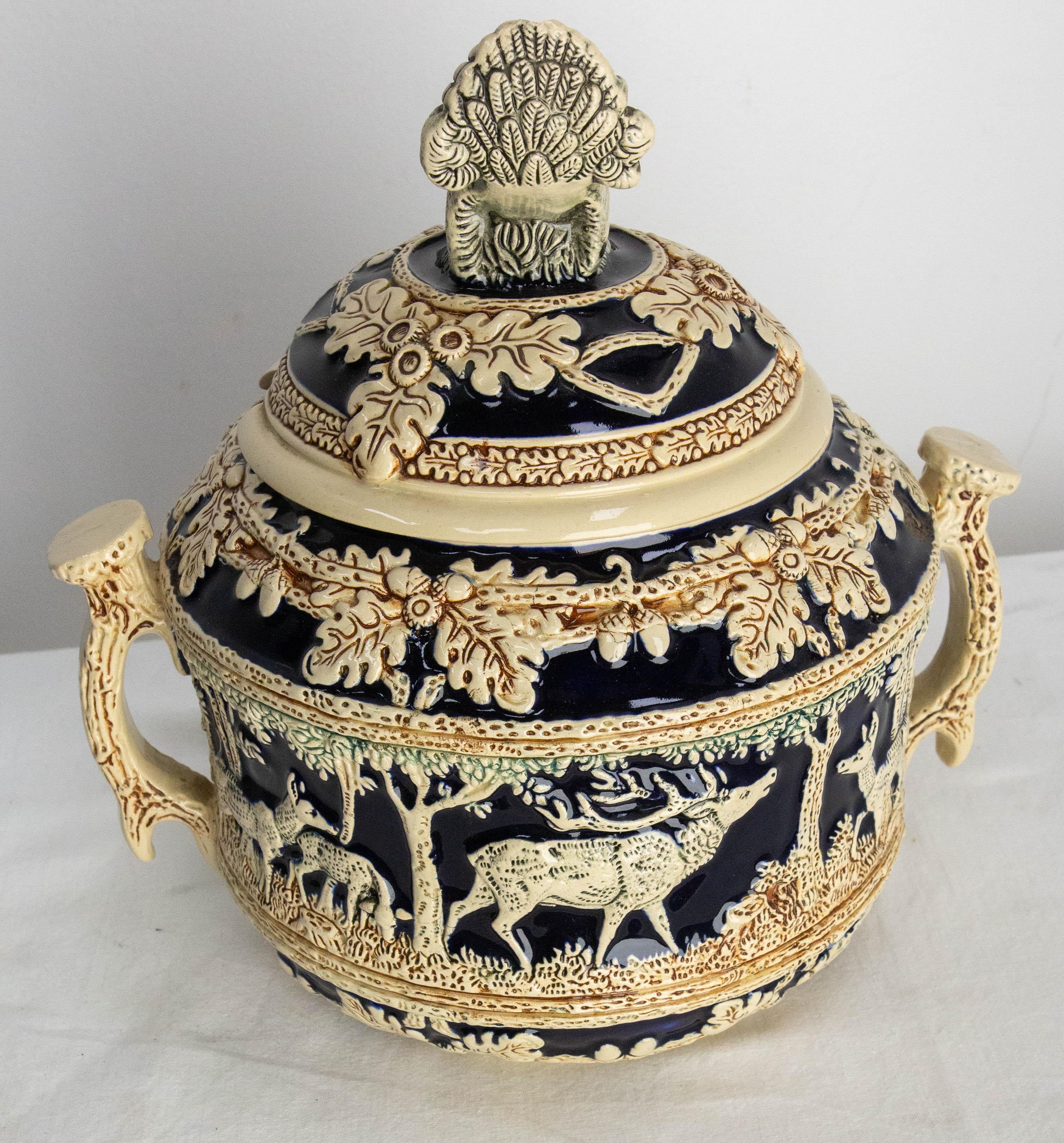 Francese Centrotavola in gres tedesco Scharzwald Art Nouveau Scene di caccia, circa 1900 in vendita