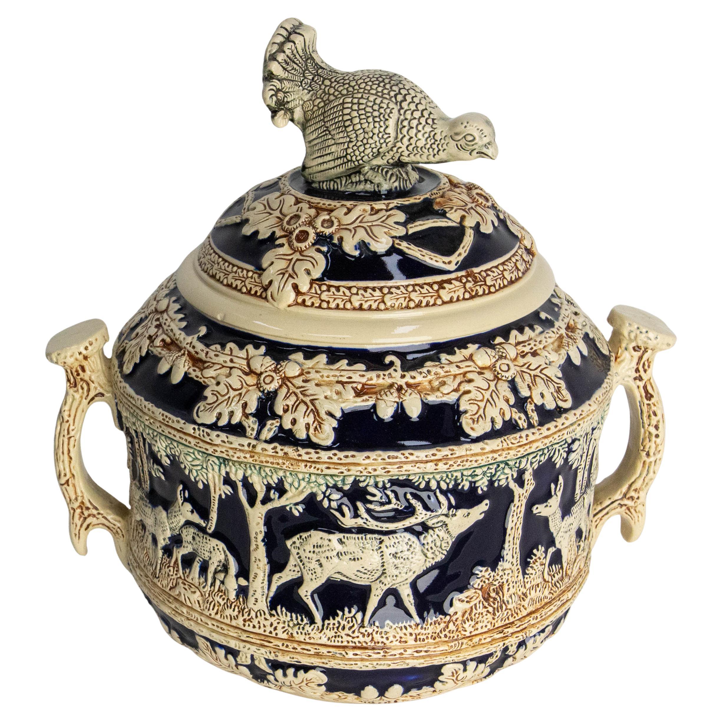 Centrotavola in gres tedesco Scharzwald Art Nouveau Scene di caccia, circa 1900 in vendita