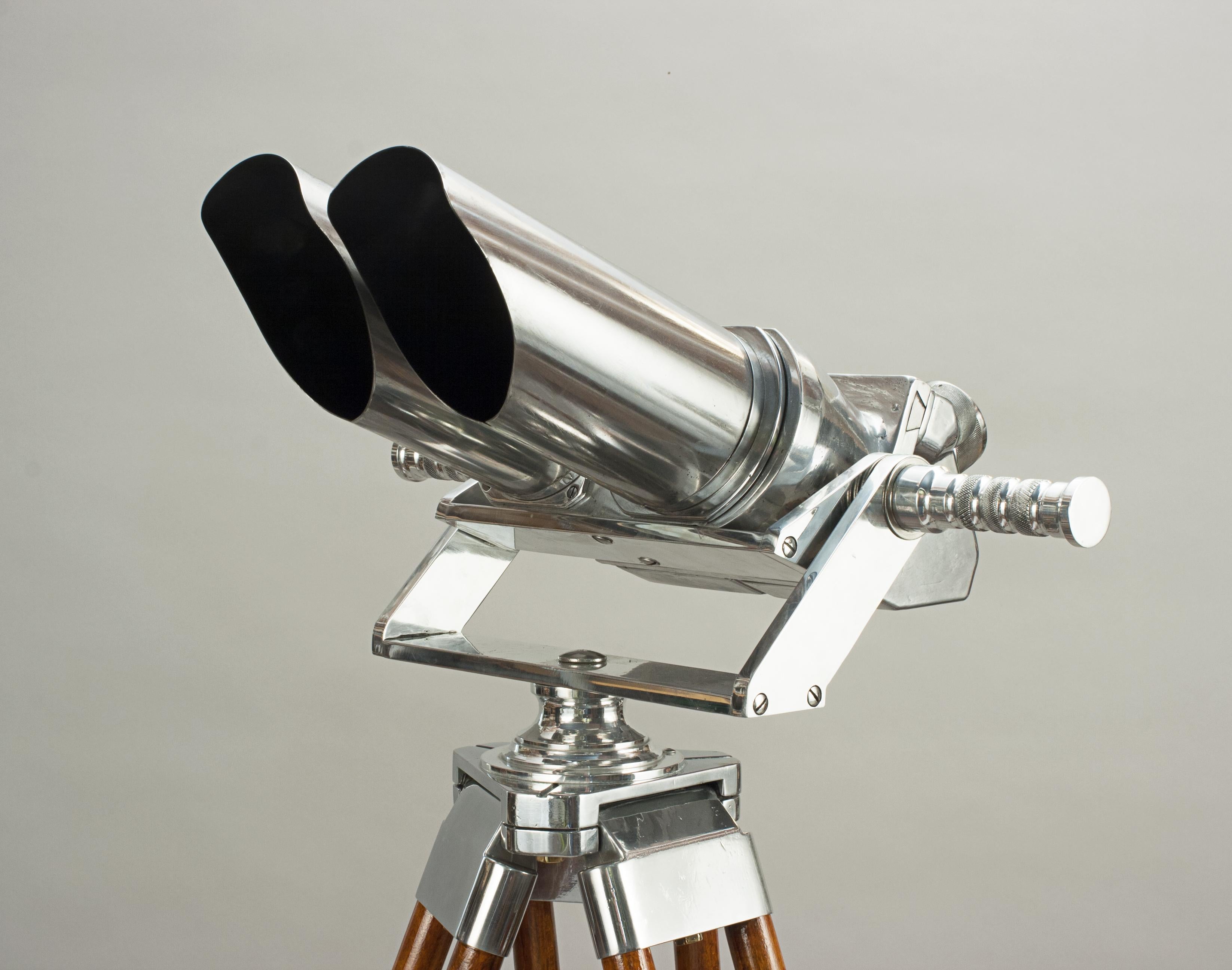 German Schneider Observation Binoculars, on Wooden Tripod Stand In Good Condition In Oxfordshire, GB