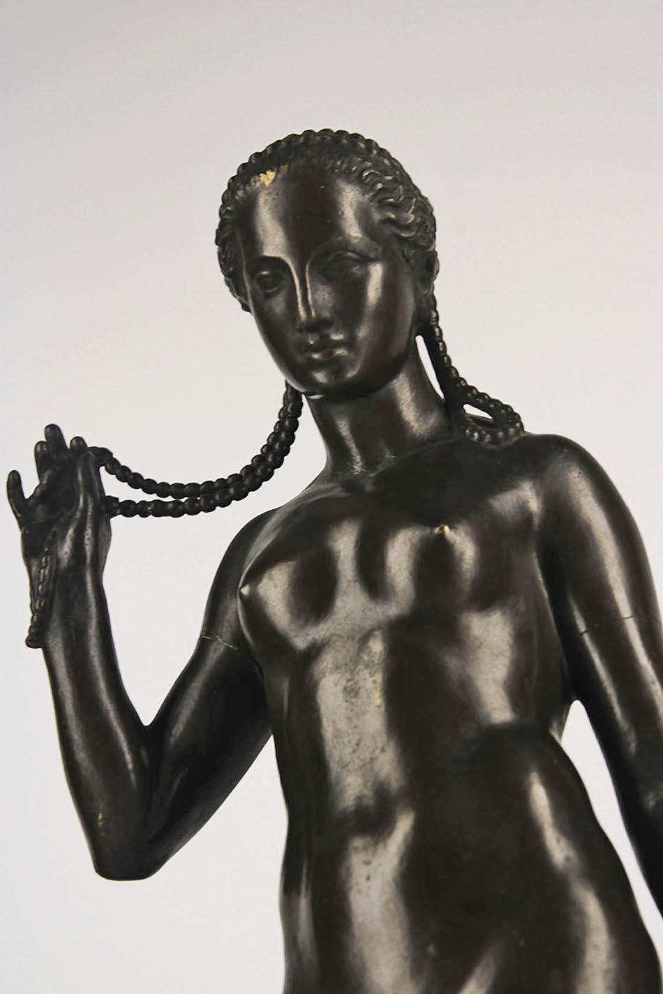 Deutsche Bronzeskulptur einer nackten Frau mit Muschelschale im Jugendstil von Lauchhammer, Jugendstil im Angebot 1
