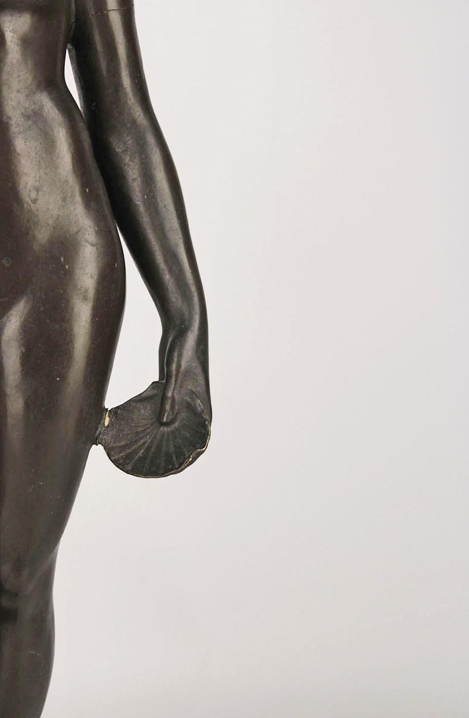 Deutsche Bronzeskulptur einer nackten Frau mit Muschelschale im Jugendstil von Lauchhammer, Jugendstil im Angebot 2