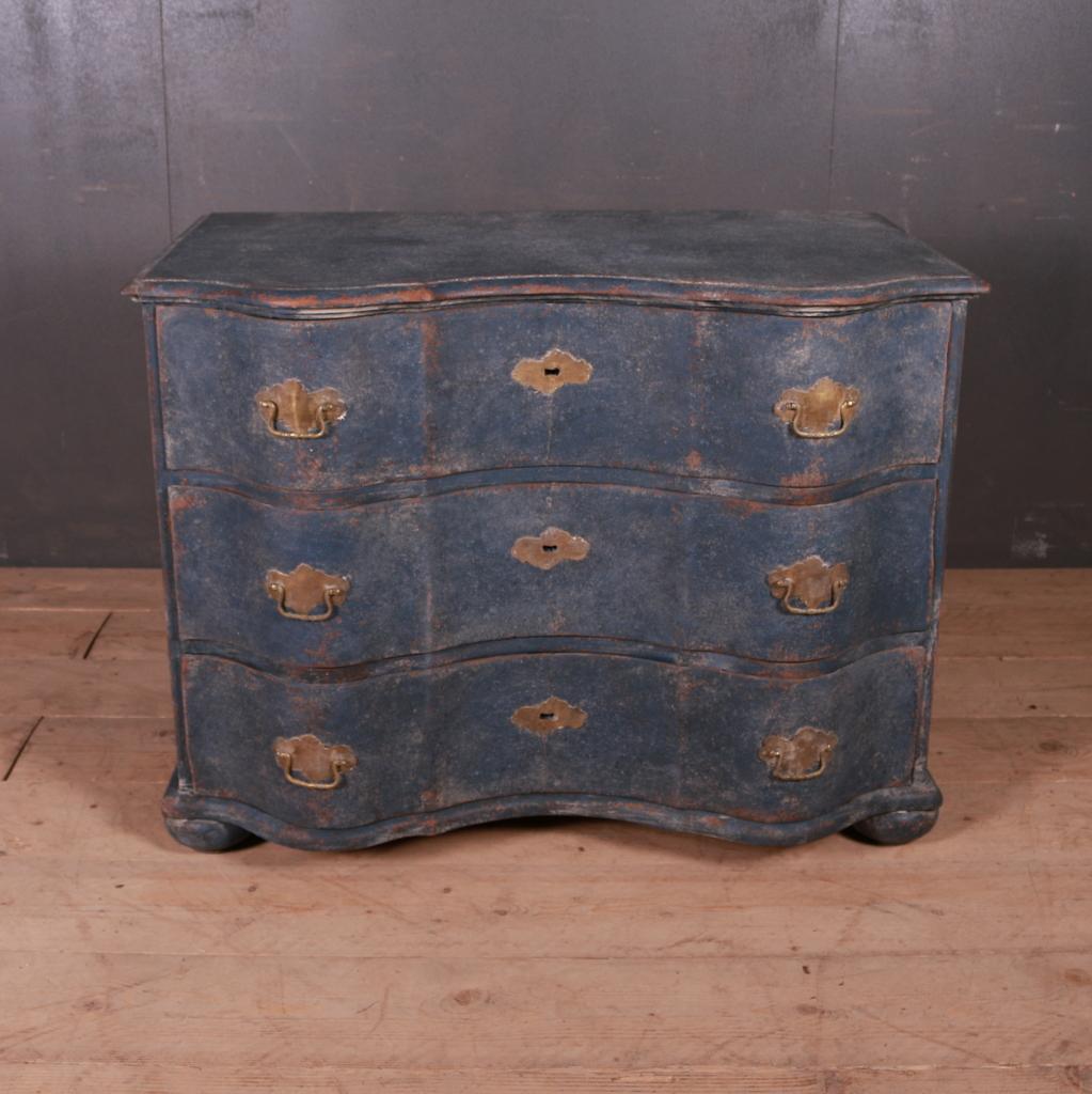 Good 18th century painted German serpentine commode, 1780.

Dimensions
42 inches (107 cms) wide
26 inches (66 cms) deep
31.5 inches (80 cms) high.